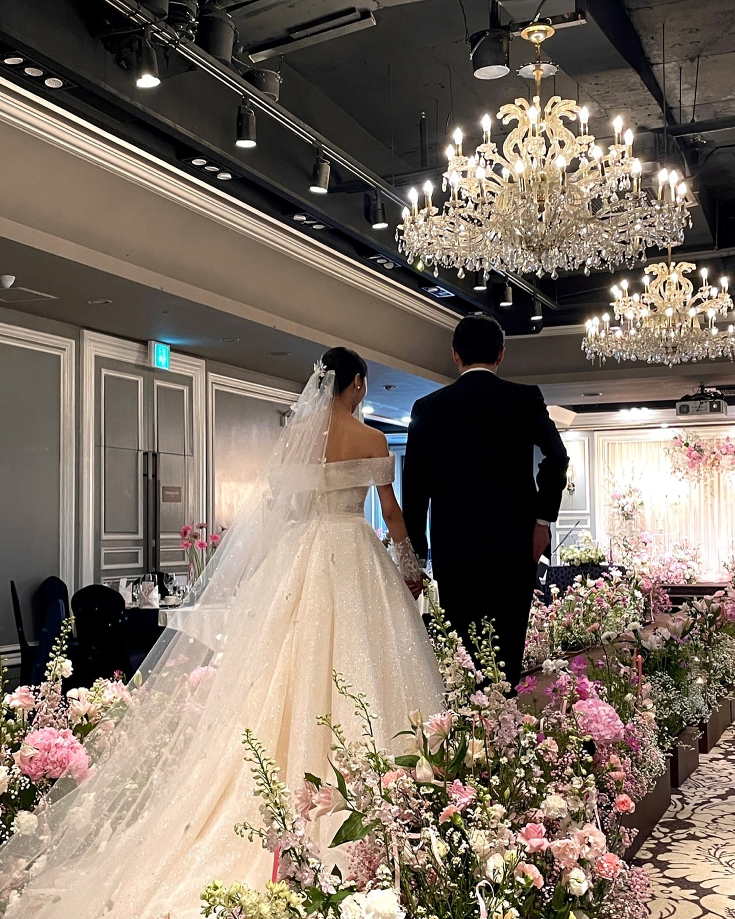 친구따라 여름 맞이 켄싱턴웨딩홀 쇼케이스 구경💐
친구는 당일 계약해서 엄청난 서비스 받았다고 합니다?!

꽃장식은 핑크핑크해서 우아하고 사랑스러워 보이는거 있죠😳🩷

고층에 있어 한강도시뷰도 좋아 자연광에✨
손님 입장에서 스카이라운지에서 식사하는 느낌들어서 좋았어요🍽️ 

소규모의 고급스러운 결혼을 원하는 분들께 딱일 것 같아요!

단독홀 진행으로 프라이빗한 결혼식으로 진행하기도 매우 좋아보였어요!

다음은 누구차례인가 후후후

 kensington_wedding 

#켄싱턴호텔웨딩 #여의도웨딩 #여의도웨딩홀 #켄싱턴호텔여의도 #호텔예식 #호텔웨딩 #웨딩플래너 #아이폰웨딩 #웨딩 #웨딩스타그램 #케이터링