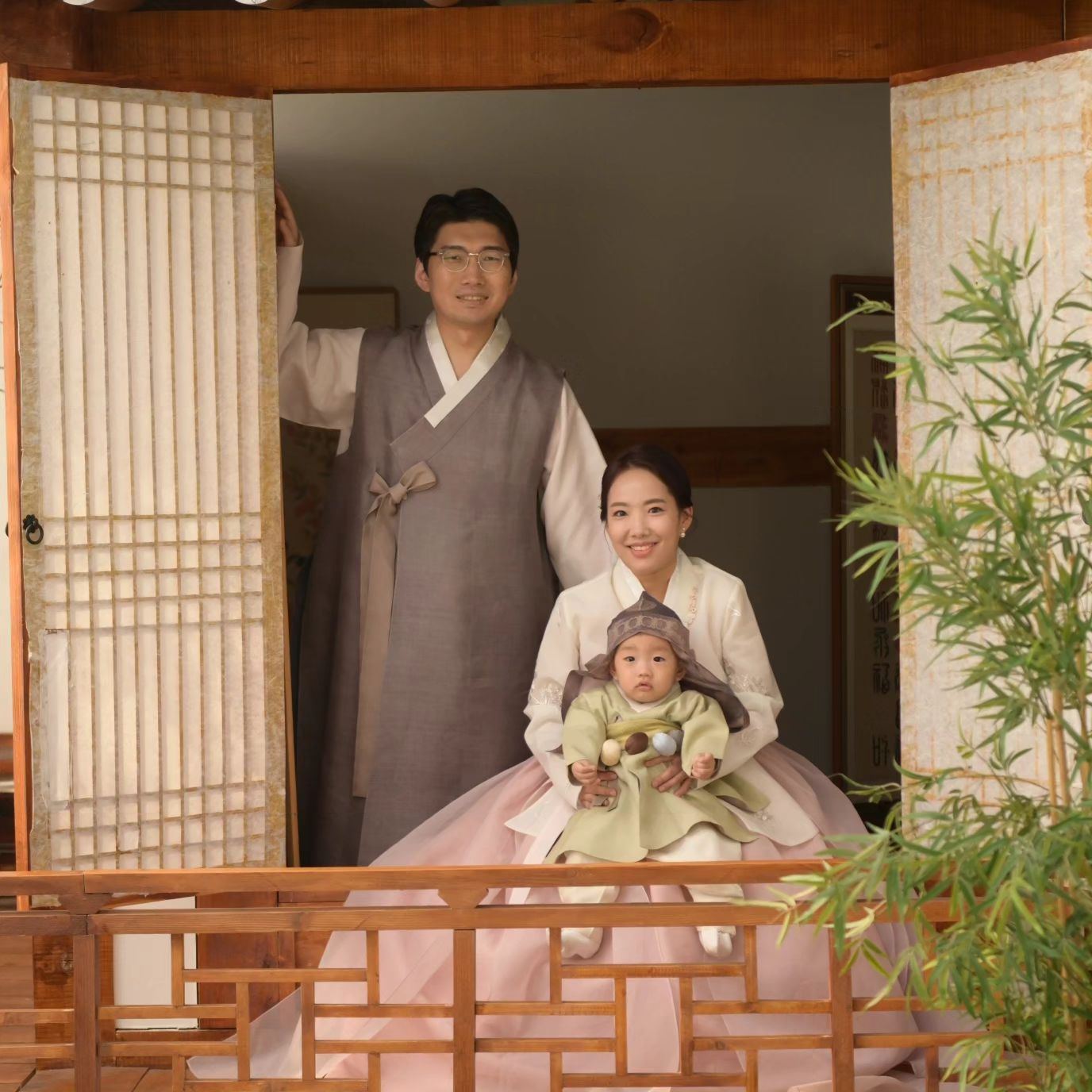 지금 이렇게나 큰 슬찬이의 모습을 보니
새삼스럽다♡
오늘로 17개월 3일차 돌 쯔음에는 돌잔치도 답례품도 해주지 않아서
마음쓰이고 미안했는 데 대신에 엄마 아빠와 추억도 남기고 예쁘게 사진 찍고 싶어서 다른 것 다 제쳐두고 선택했던 것
•
•
•
지금 생각하니 슬찬이가 우리 부부에게 왔고
또 슬찬이로 인해 만나게 된 많은 좋은 분들
다시금 예배에 참석하게 됐던 일들이 모두
우연이 아니었던 것 같다

초보 엄빠 밑에서 늘 귀엽게 웃어주고 하루가 다르게
성장해줘서 넘 고맙고 8개월쯔음 한차례의 고비가 지난 후
큰 아픔없이 많은 사람들에게 사랑을 주는
우리 사랑둥이라서 너무 감사해
사랑해 슬찬아♡

#아기육아 #육아 #사랑 #럽스타그램
#흑호맘