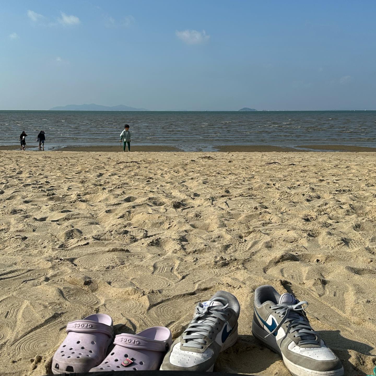 끝내주는 낮잠타임을 가졌던 날,
최유리 플레이리스트 그리고 파도소리 웅성거리는 말소리들, 맛있는 커피 좋아하는 빵 = 극락