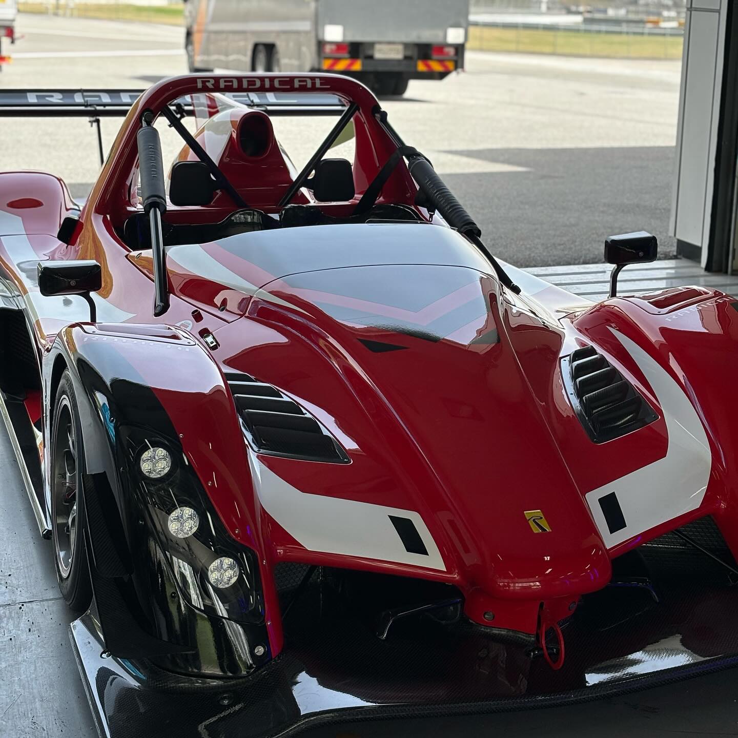 I Love racing 🏎️ ❤️‍🔥
벌써 서킷 2년차
#GT3 진짜 차 단단하고 예리하고 너무 잘만들었어👍🏻👍🏻👍🏻 서킷에서 타기 아까워ㅠㅠ
.
.
.
#racing #car #carmania #speed #speedster #에버랜드스피드웨이 #서킷 #스피드웨이 #레이싱 #용인 #포르쉐 #gt3 #m2 #bmw