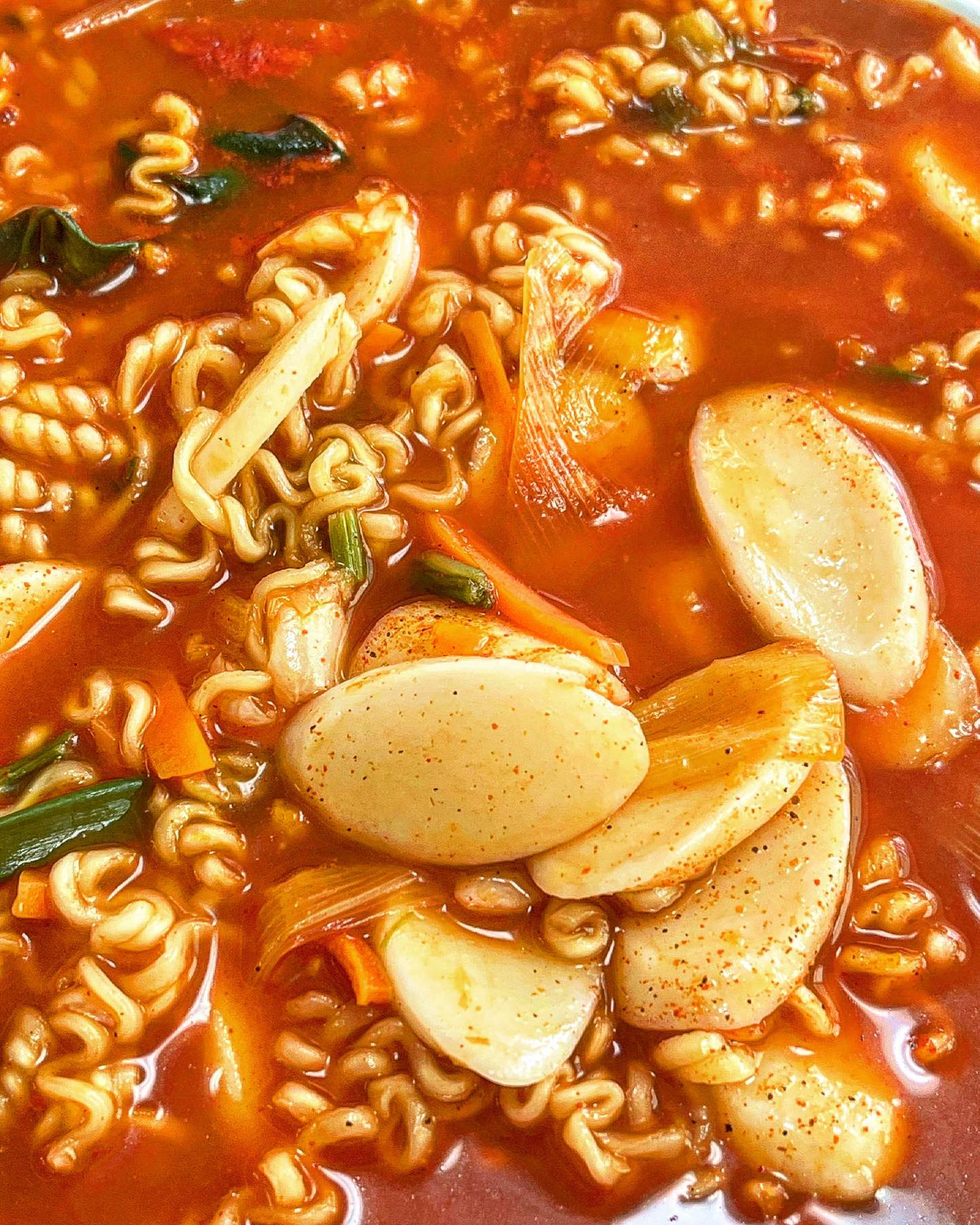 #라볶이 인듯 #떡라면 인듯한 음식 ㅋㅋㅋ
맛있게 먹었음 된 거 겠디요??
칼칼하게 후추도 툭툭 털어넣었답니다❤️
#쑤쿡 #홈쿡 #집밥 #한끼식사 #간단요리