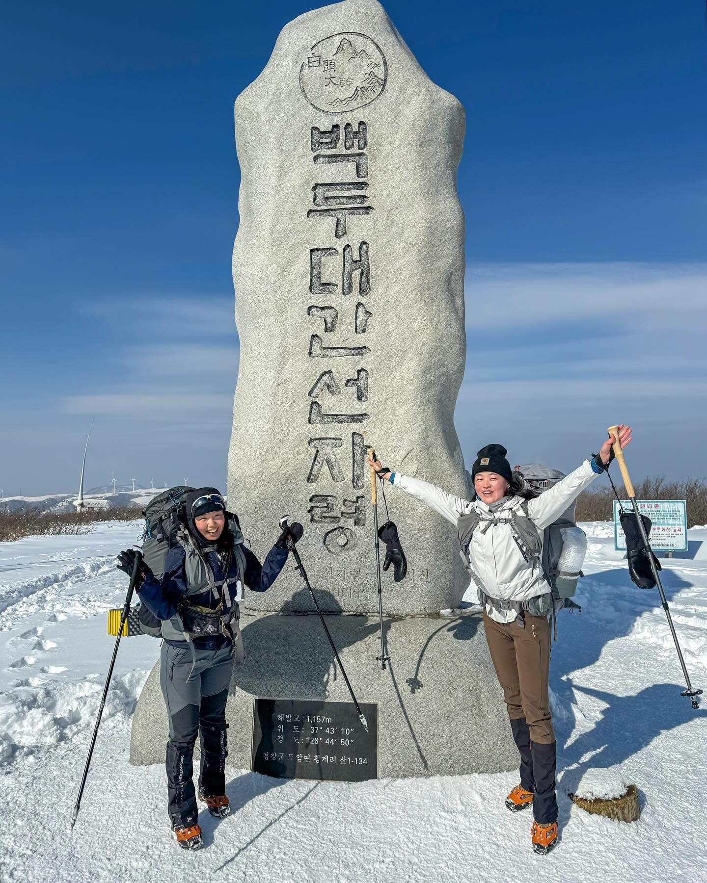 고아웃 캠핑을 계기로 알게 된 영은이와
선자령 백패킹을 가게 되었다.
우리의 도착지는 사실 선자령 넘어 곤심봉이나
갈 수 있으면 더 가보자는 설산 백패킹이었다.

여주역에서 만나서 내차를 타고 이동하기로 하고 접선~~ 
이야기도 안했는데 커플 mysteryranch_kor 배낭을💙

올겨울 두번째 선자령이라 그리 설렘은 없었는데
대관령 톨게이트를 나오니 눈의 향연이 엄청나서
오??!! 급 텐션이 올랐고 대관령은 눈이 부셨다.

사진찍고 이야기 나누며 오르다 눈꽃이 너무 아름다운 
그곳에서 가위바위보로 엉덩이 이름쓰기도 하고😂
이럴 때 보면 속에는 아이가 들어있는 어른이들

한참 올라 선자령을 지나 곤심봉 방향으로 들어서는데
눈이 생각보다 많고 러셀이 하나도 되어있지 않아서
‘못가겠는걸?’ 생각이.. 설피를 챙겼어야하나? 
눈은 발을 내딛을때마다 무릎정도의 높이로 파였고 
30분정도 걷다보니 곤심봉은 엄두가나지 않았다.
 
그래서 나는 뒤따라오는 영은이에게 말했다.
“우리 못갈것 같아. 여기에 설동 만들자!!”

어떻게 됬냐구?? 다음 피드에 계속..

🎒영은 - 미스테리렌치 브릿저65
🎒미옥 - 미스테리렌치 브릿저45

#미오케이👌🏻 #미스테리렌치 #mysteryranch 
#미스테리렌치크루 #브릿저45 #등산 #백패킹 #선자령