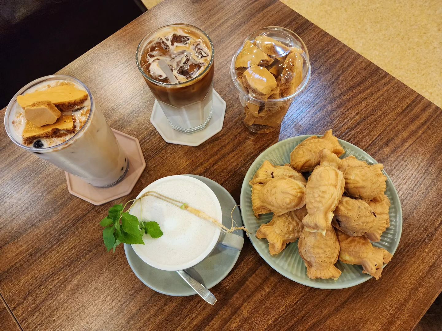 ^^
주말 오후 교회 근처에 위치한
오산 세교 디저트 카페 달고나버블티

달고나~ 달고나버블티~
우리 윤이 계탔네ㅋㅋㅋ
달달함이 생각날때 최고!!최고!!
비 오는 날 카페데이트♡

#세교 #세교카페 #달고나버블티 #세교붕어빵 
#붕어빵 #세교디저트 #세교디저트카페 
#달고나카페라떼 #오산맛집 #세교맛집 #협찬