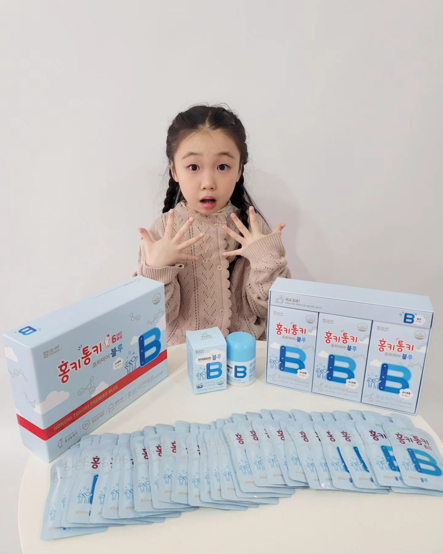 #협찬 #함소아 hamsoapharm 
울 아이들 새학기 적응 잘하고 있나요? 적응에 필요한건 뭐다? 
바로 체력🥰🥰 그중에 필수는 면역력 높이기😘 
함소아에서 면역력에 좋은 홍키통키와 면역비타민을 보내주셨어요!
.

함소아 제품은 국내최초로 키즈 연령을 생애주기와 라이프스타일에 맞게 세분화하여 아이에게 꼭 맞는 제품을 연구하고 있답니다.
초등 저학년인 은정이는 프리미어 블루로 챙겼어요👍 

◽️ 홍키통키는 아침에 일어나자마자 늘 챙겨주는데 새학기임에도 불구하고 매일매일 에너지 넘치는 은정이에요🤭 

함소아가 엄선한 홍삼추출액 외 산수유열매 지황 보리 녹용 마 등 200mg의 함소아b 농축액과 채내 흡수가 용이한 프리미엄 글루콘산 아연을 함유하여 매일매일 섭취하는게 중요하답니다! 
곧 환절기이기도 하고 새학기에 아프면 안되잔아요🥺 똑똑한 엄마들 울 아이들 새학기 건강 꼬옥 잡아주세요🩷🩷
.
.
.
#함소아블루 #함소아홍키통키 #아이면역력 #아이영양제 #키즈인플루언서 #키즈모델 #어린이홍삼 #키즈홍삼 #홍키통키 #아이건강식품 #초등학생영양제 #초등학생홍삼 #건강식품