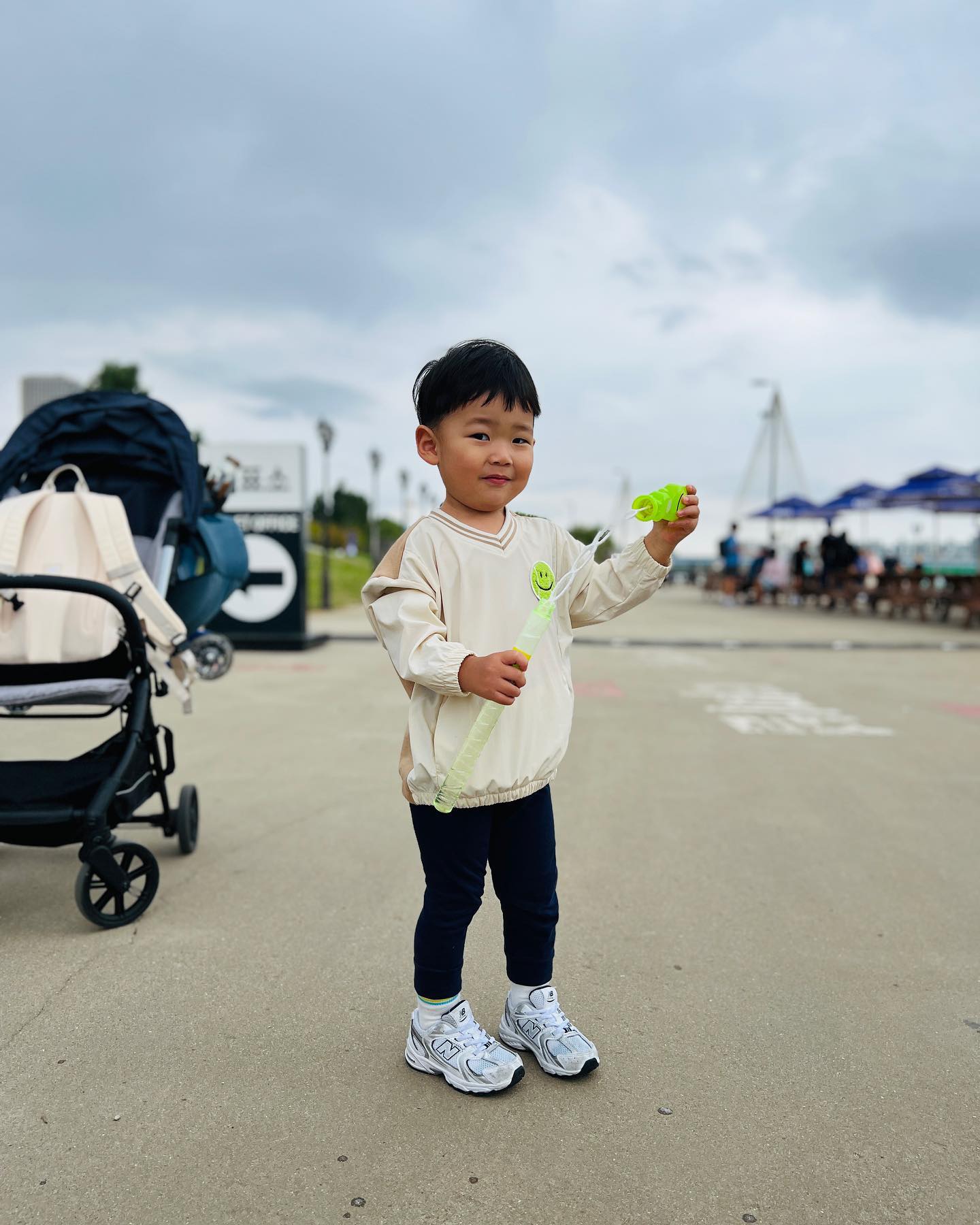 #한강유람선36개월미만아기는무료
-
-
-
오늘은 론니와 한강유람선 타러 다녀왔어요 :)
날이 흐리고 비가 온다는 소식이 있었는데
다행히 관람하는 동안은 비가 안 왔어요-!
배 위로 올라가서 갈매기 먹이로 산 멸치로
갈매기들한테 먹이도 줘보고, 한강구경도 하고
론니가 좋아해서 더 즐거웠던 시간이었어요 🤗
⠀
⠀
⠀
#론니 #32개월아기 #명절엔서울나들이지 #한강유람선