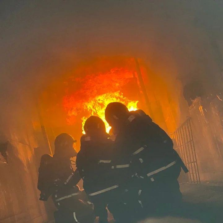 소방관 두분의 순직 기사를 보고 마음이 편하지않다.
불길속으로 들어가는 소방관들은
늘 first in, last out을 외치며 저 어마어마한 불속으로
누구보다 먼저 들어가고 누구보다 나중에 나온다
살려서 그리고 살아서 나와야하는 소방관들이
최근1년사이에도 정말 순직하신분들이 많다
.
6년 전 연애를 시작할 때부터
대혁이가 소방관이 되고 싶다고 했을 때
왜냐고 물어보니 
"사람을 살리는 멋진 직업이라서"라고 했는데
이 문장의 앞에는 '내가 위험한 순간들이 있겠지만' 인거
같다는 생각이 들기도한다
.
어떤 사람들은 소방관이랑 만나니까
선택한 삶이라 할 수도 있겠지만
어떤 사람들은 불 안나면 편하지 않냐는 사람들도 있겠지만
불이라는 존재는 잘쓰면 편하지만 잘못되었을 때는
정말 예측하기가 어려운 존재기에
이렇게 화재 현장에서 순직하신 분들의 소식을 들을 때마다
가족들이 사고를 당한 것처럼 마음이 참 무겁다
.
내근에서 활동하다 119 구조대로 간 대혁이도
언제 어디로 어떤 상황으로 갔는지는
출근하면 연락이 잘안되기 때문에 잘 모르고
불 끄고 온 것, 산악구조하러 간 것, 교통사고현장을 다녀온 것 
모두 무사히 잘 다녀왔을 때 알 수 있다
그래서 근무하러 간 24시간동안 연락이 너무 안되면
괜시리 걱정이 되기도하고 
또 00지역 화재, 00지역 불 이라고 검색해보기도한다.
며칠전에는 새벽에 비상소집으로 새벽4시에 출동하기도했는데 그러면 그 뉴스가 혹시 나올까 
티비를 켜기도한다.
하지만 이런 마음은 나만 하는게 아니라
소방관을 가족으로 둔 모두가 하고있을 것이다.
.
순직 소방관들의 희생이 헛되지 않도록 소방관들이
현장에서 안전하게 화재진압과, 구조활동을 할 수 있도록
현장에서의 안전이 이렇게 사고가 났을 때만
모두 관심을 가져주는 것이 아니라
정말 늘 항상 소방관들의 안전이 제대로 보장될 수 있는
그런 사회가 됐으면 좋겠다.
소방관분들에게 늘 감사하고 또 감사하며
순직하신 분들을 정말 잊지 않겠습니다..
.
#소방관 #기억하겠습니다 #잊지않겠습니다