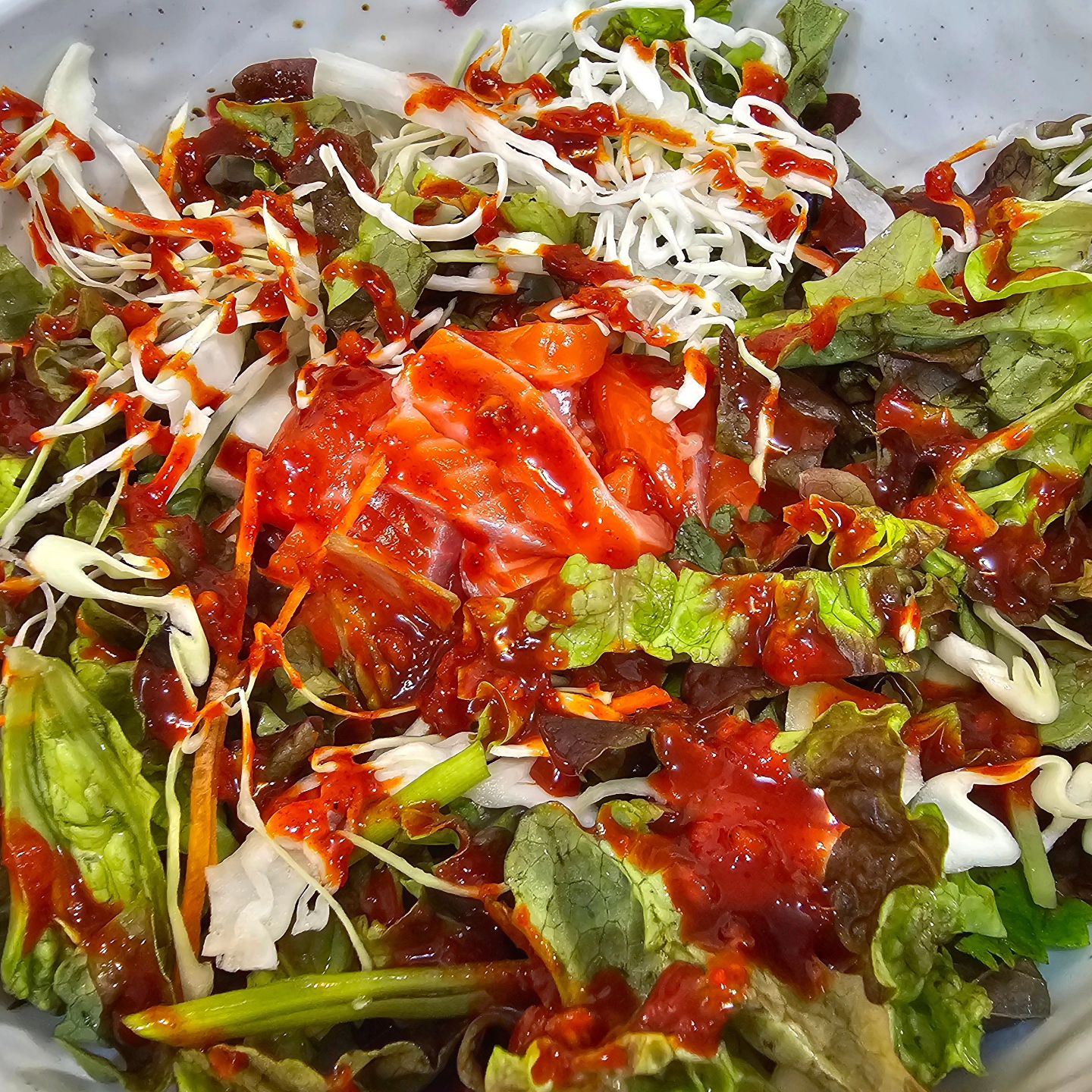 짜글이에 송어 비빔회 조합 맛있는건 같이 먹어야죠🔥 

#청주 "무지개 송어 짜글이"

 
양파 짜글이는 양파가 한가득 들어있는데 푹 끓여져 나와서 양파 매운맛 전혀 없고 달달한데 야채의 단맛이라 너무 좋았고

짜글이는 끓이면 끓일수록 점점 맛있어지는
옛날 짜글이 맛이에요 

송어회는 쫀득하고 부드러운게 그냥 먹어도 존맛이지만 
야채 아삭아삭한 식감에 새콤달콤 양념장 까지 🔥

있는대로 다 때려넣고 참기름 한바퀴 콩가루 넣고
슥슥 비벼 먹으니까 와 진짜 맛있어요. 🔥

#송어회#송어비빔회#짜글이맛집#짜글이#무지개송어짜글이#청주짜글이맛집#청주짜글이#먹팔#맛집#맛집추천#일상#소통#좋아요#오늘도묵지_청주#가경동짜글이#청주#가경동#강서동#맞팔#선팔