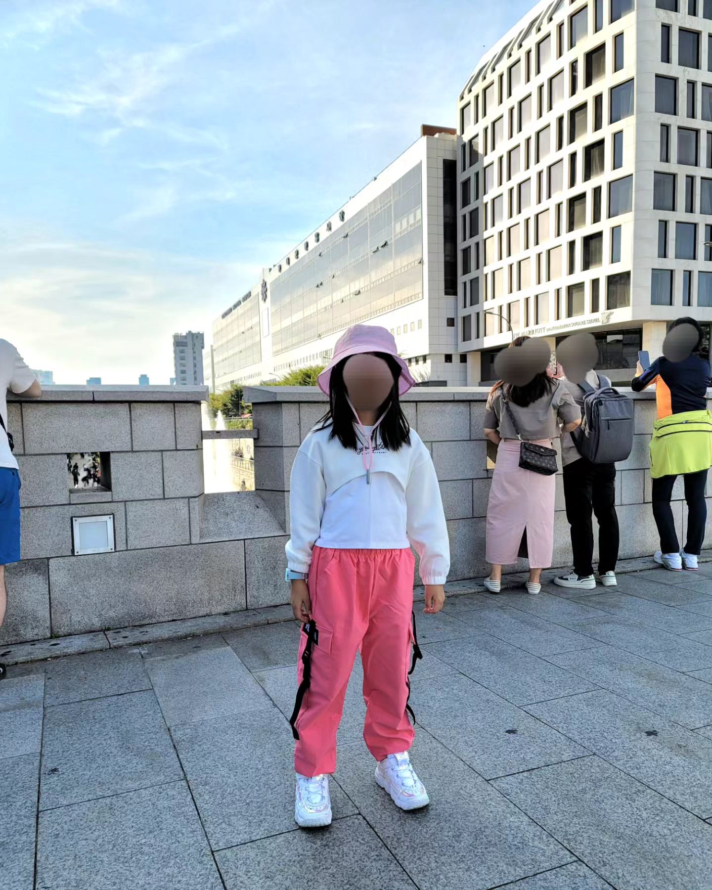 20231002
조카네랑 동대문 갔다가 조카네 보내고
용씨랑 슬슬 걸어서 광장시내 지나서
익선동까지 걸어가며 구경했어요.
서울 나들이 재미나요.

#서울구경 #동대문 #동대문시장 #익선동