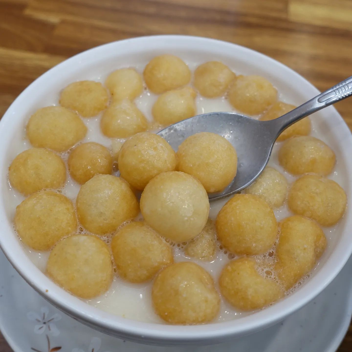 😋 대구 세연콩국

예정에 없던 메뉴였는데 안 먹었으면 아쉬웠을 듯!
무슨 맛일지 상상이 안 됐는데 고소하고 따끈하고
든든해서 추운 날씨에 아침으로 먹기에 좋았다.

+ 일요일 오전 10시 30분 정도에 갔는데 웨이팅 없이 좌석 널널했고
혼자 갔는데도 친절하게 응대해줘서 편히 먹을 수 있었다.
토스트를 못 먹은 게 아쉬우니 다음에 또 가야지 🥲

2023.12.03

#대구콩국 #콩국 #세연콩국