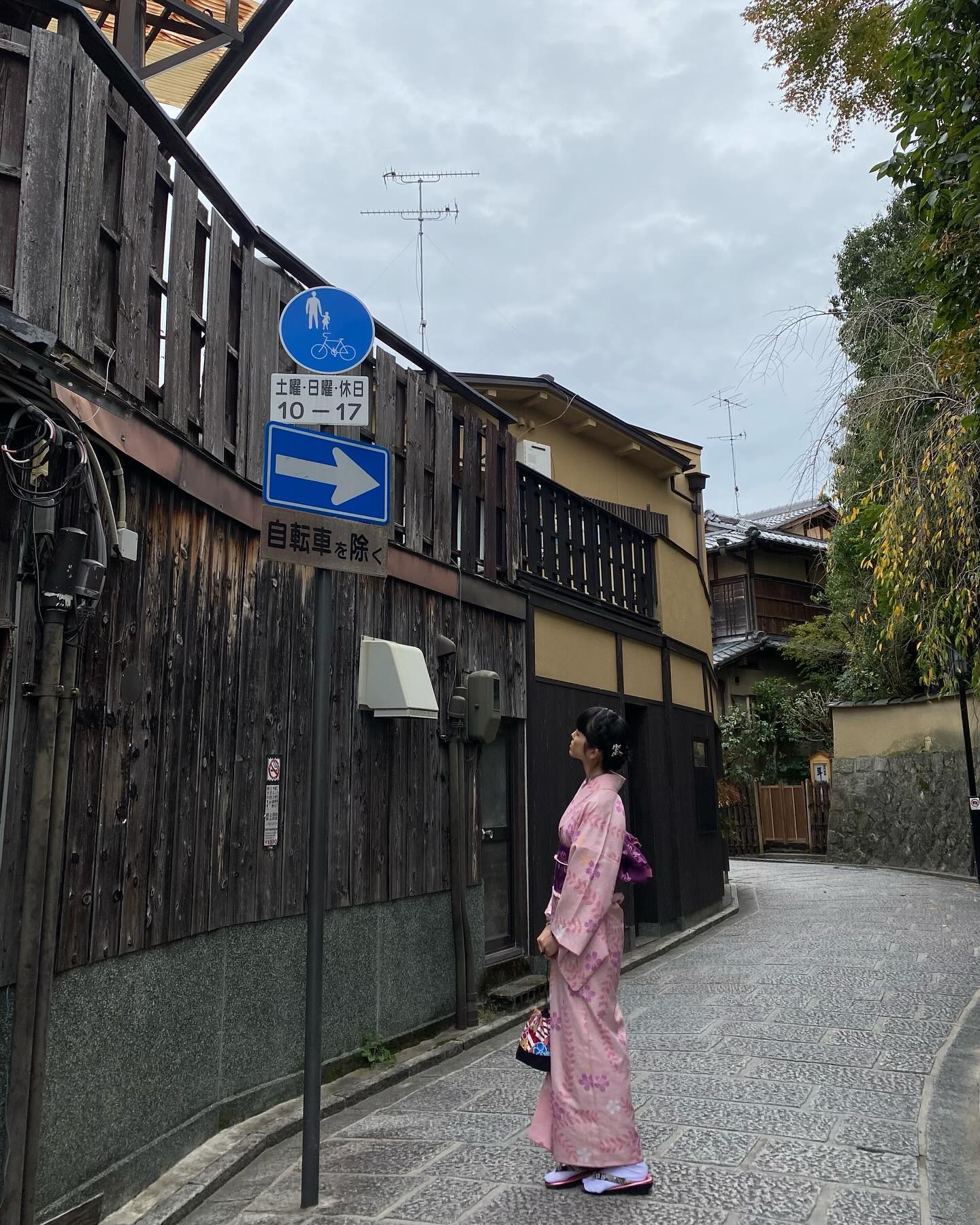 기모노 입고 교토 투어 👘

니넨자카 산넨자카 거리에서 기모노 입고
머리도 예쁘게 하고
뽈래 뽈래 돌아다니다가 (*⁰▿⁰*)

기요미즈데라 청수사로 이동
여기서 야외에서 먹을 수 있는 식당을 발견 !

풍경 예뻐서 여기서 먹는데 기모노랑 좀 잘 어울리는거 같기구,, 

여기저기 돌아다니면서 신나서 사진 잔뜩 찍기 ٩(๑❛ᴗ❛๑)۶

📍니넨자카 , 산넨자카 거리
📍기요미즈데라 청수사