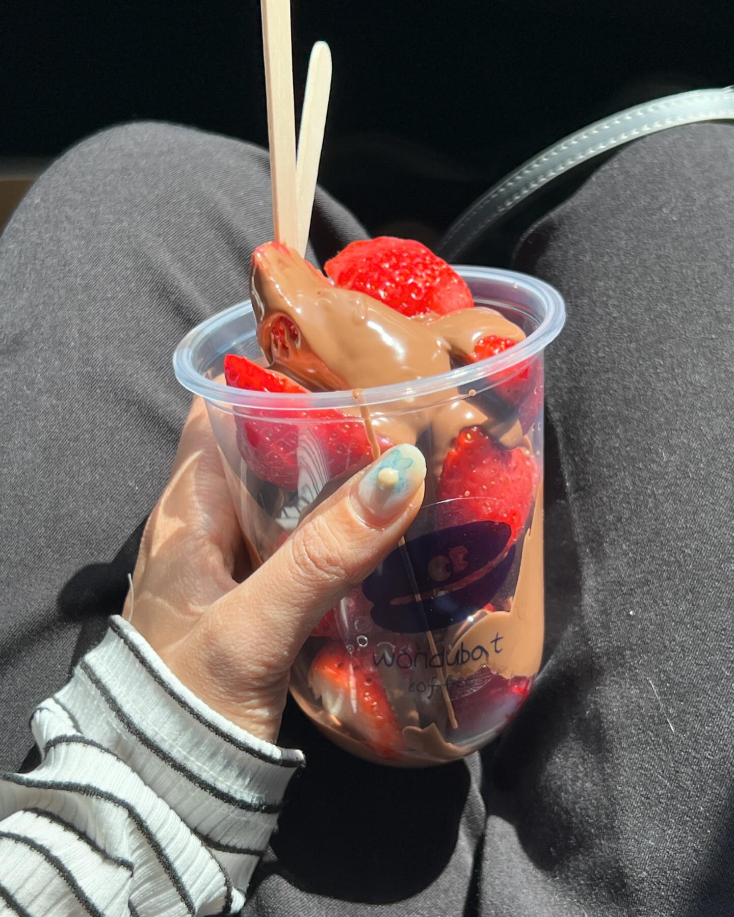 내가 좋아하는 🍓🍫
어떻게 이렇게 취향저격해서 디저트를 판매하시는지
육아로 인해 떨어진 당 확 올려주기 성공
날 좋을때 테이크아웃 해서 피크닉가기에도 너무 좋네
이전에도 여러번 방문했던 곳인데
파르페 있는건 이번에 처음 알게되었다니..
다음번에 꼭 먹어보겠어!!

피스타치오커피도 너무 맛있고
하남 커피맛집은 이곳이다 인정👍🏻