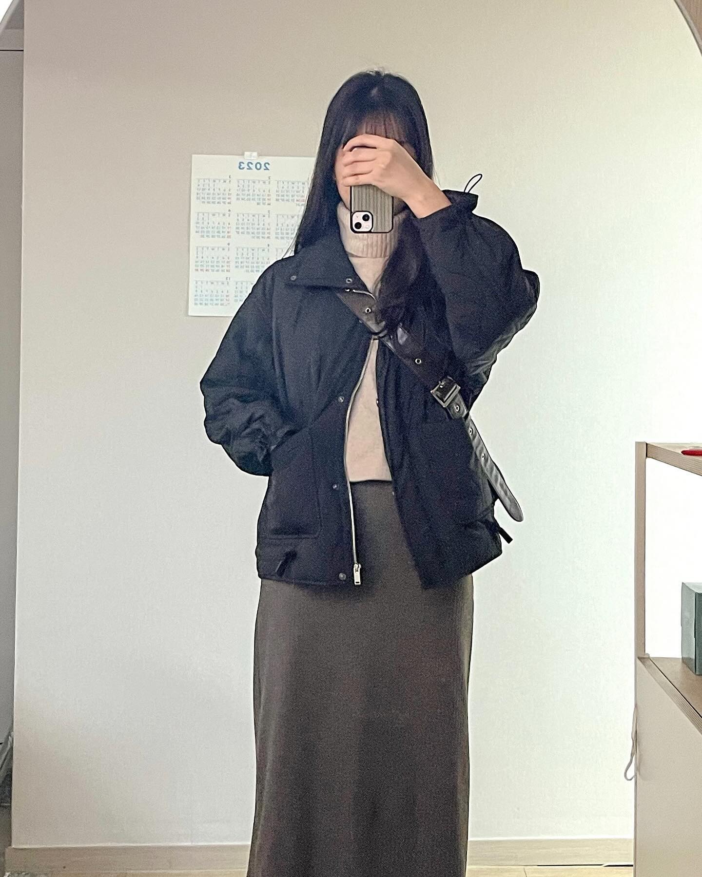 #데일리룩 #출근룩 #outfitinspo #ootd
글 쓰다가 날라갔어요.. 소매 길이가 8부로 줄어들어 니트를 보내줘야겠다는 말을 어쩌구저쩌구 썼었답니다..🥹 사진 화질은 또 왜이런지 모르겠어요..

🎁 아우터 : 행텐 하이넥 퀄팅 스트링 패딩점퍼