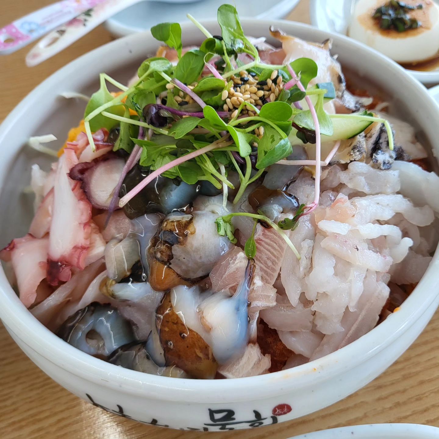 ❤️
남편이랑 다녀온 속초 여행
기대하지 않았던 오징어순대는 너무 맛있었고,
임신기간중 먹지못해서 슬펐던 물회도 너무 좋았고,
섭국은 술없이 해장되는맛에
뷰도 너무 좋았던 맛집❤️
.
.
#속초항아리물회
#속초맛집
#속초물회