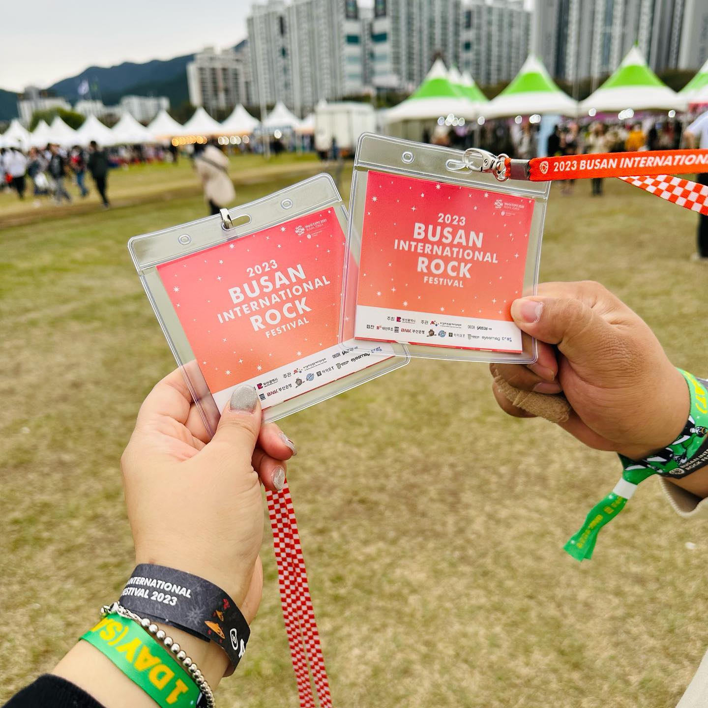 #부산록페스티벌 
#부산락페스티벌 
#이브 
#eve 

15살 락에 한창 빠져있을때 부터,
사랑했던 그룹 이브.
공연을 자주 가진 못했지만
그래도 22년간 락스피릿 맘속에 콕.
부산락페에 이브온다길래 예매하고,
두근두근 오늘 만났당❤️

나는 늙었는데 왜 오빠들은 안늙었죠?
세월이 야속하구만💦
오빠는 뛰지만 나는 못 뛴다..
관절.. 조심하세요 다들…

이브 담에 넬 보러 갔다가
찌들어서 맥주 호로록 중…