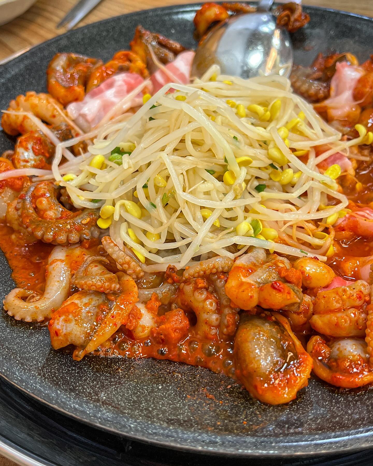 #협찬
오랜만에 신쭈꾸미💜
금호쌍촌직영점으로 고고!

매콤하고 쫄깃하고
왜이리 맛있는지 쭈삼..🥹

콩나물 듬뿍 넣고 졸이다가 먹으니까
진짜 맛있는데
쌈무올려 상추에 깻잎에 마요네즈 푹
쌈 싸먹어도 맛있자나요

맛있게 매우니까 무한흡입ㅋㅋㅋ

마무리로 볶음밥까지 먹어줘야
신쭈꾸미 제대로 먹은거죵

이벤트로 소주 맥주 3천원
새우튀김도 서비스고
재방문인증하면 음료까지 주는데
2-5층 주차장까지있으니까
다음에 또 요기로와야지

#쌍촌동맛집 #금호동맛집 #쭈꾸미 #광주맛집 #광주쭈꾸미맛집 #리뷰노트