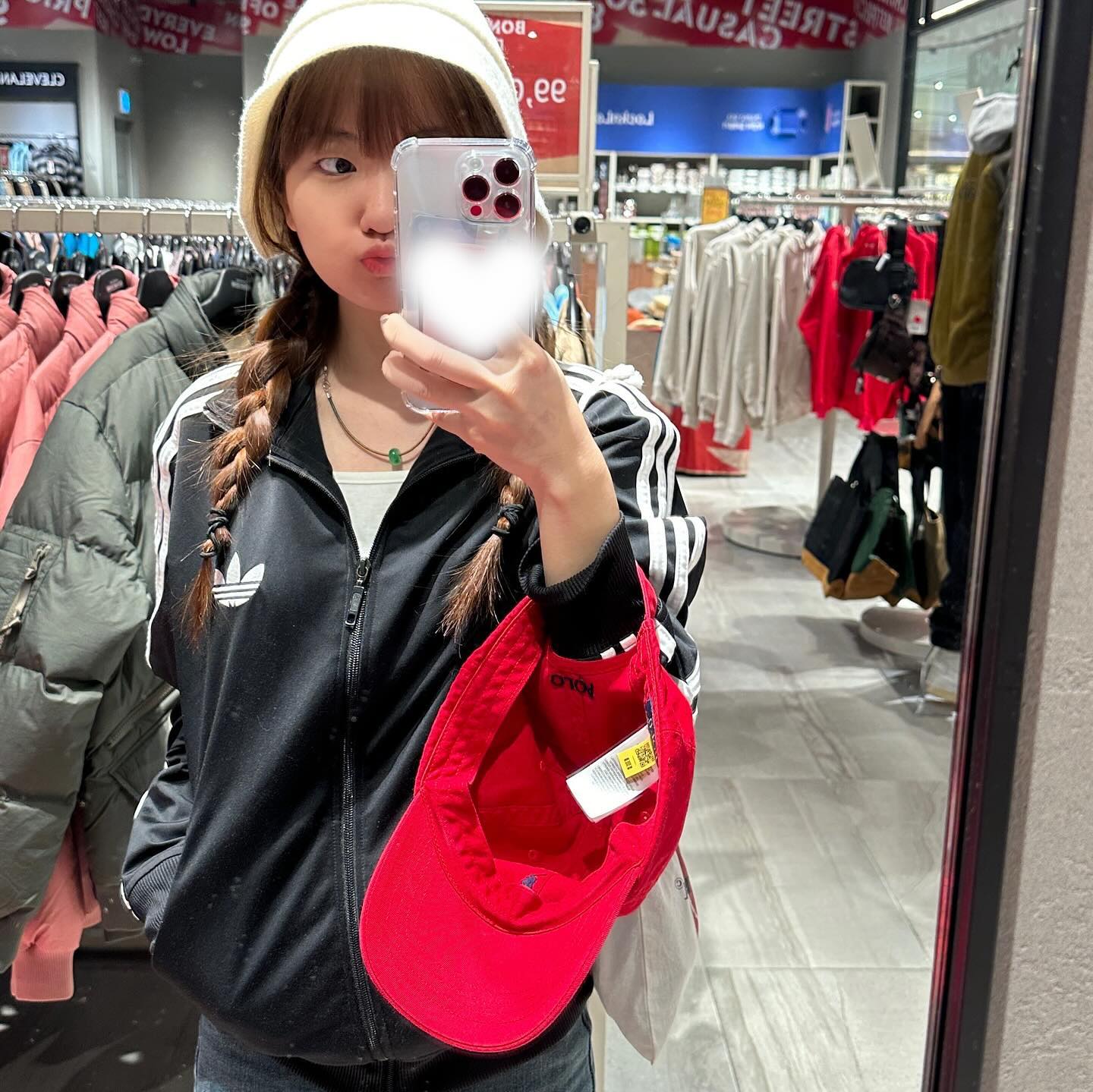 _
오랜만에 피드 복귀…♡ 
그냥 올리려고 했는데 카드 번호 나와서 가리고 올린다 
여기 조명 맛집이네 

다들… 복 받으세요🧧