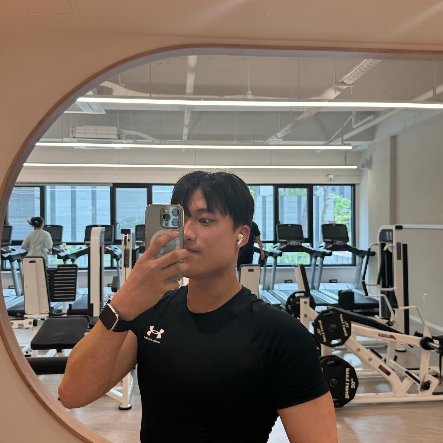 오늘은 부족한 하체 완료...

데드 하다가 허리 삐끗해서 망한 하체 운동..
최대한 허리 안 쓰는 익스텐션만 거의 10세트 넘게 한 듯 
레그 프레스는 허리 아파서 포기 😱 

원래 그냥 들던 무게인데 컨디션 관리를 못했나.. 
처음에 실패해서 복압이랑 자세 제대로 잡고 해서 
들었는데 허리가 😭😭 하체 너무 아쉽다 

하체하다가 중간에 그만두고 코어 운동했습니다 
코어가 약해서 자세가 무너졌나 봐요 크크 
그래도 엄청 심하게 안 다쳐서 다행이다

8월 연수 때문에 주말 하루도 못 쉬겠네 
-
-
-
-
-
#운동조심 #허리부상 #데드리프트 #컨디션관리 #부족했다 #연수 #너무싫어 #운동소통맞팔 #운동기록 #부상조심 #오운완 #하체운동 #아쉽다 #24 #다이어트중 #즐거운주말
