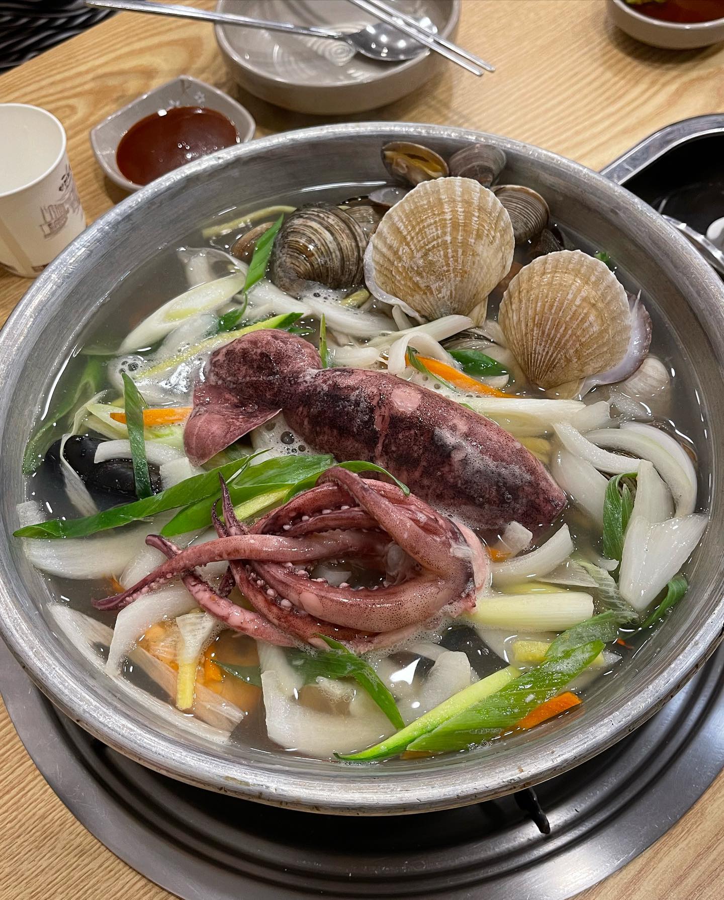 #송도칼국수맛집 #통큰해물칼국수 

#송도맥주축제🍺 가 진행 중이어서 올리는 #송도맛집추천 

갑자기 비가 쏟아지고 날이 개였던 이 날~

칼국수 마니아 언니의 추천으로 방문한
송도신도시 통큰해물칼국수는 1인에 13,000원인데
오징어 한 마리에 가리비  백합 홍합 동죽
꽃게와 새우 오만둥이까지 해물 가득해서 깜놀했다쥬.

사리는 기본 칼국수이지만 수제비 선택도 가능해요.

해물 양에 놀라고 시원한 육수에 술로 달렸던 이 시간~

기본 겉절이와 깍두기도 맛있었고 셀프바에 비치된
고추지와 청양고추 토핑 신의 한 수! ㅎㅎ

간단히 식사하기 위해서 방문했다가 배터지게 먹고 옴!

맥주축제에서 음식 주문하는데 시간 소요가 있으니
간단한 식사로 먼저 찾아보면 좋을 것 같아요~^^
송도센트럴파크와도 가까움^^

🌼주소 인천 연수구 테크노파크로111번길 8 
🌼영업시간 매일 10:00 - 22:00

#인천대입구역맛집 #인천대입구역칼국수 #송도신도시맛집 
#인천송도칼국수 #인천송도칼국수맛집 #인천송도맛집 
#송도칼국수 #인천송도칼국수 #인천칼국수맛집
#incheon #songdo #koreanfoodlover
