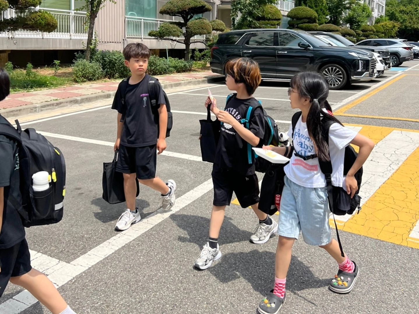 +3062
아들래미는
친구들과함께
친구집에가고
엄마는
엄마친구들만나고
😅😅