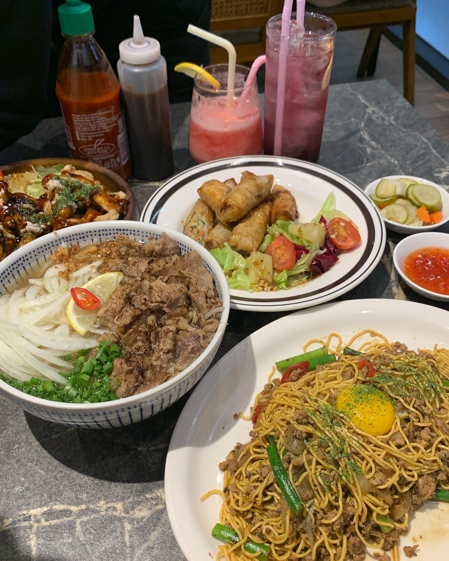 #협찬 
오랜만에 동촌유원지 나들이가서
뱃속 아기까지 네식구 맛있는 외식하기
넘 친절히 응대해주셔서
아기 데리고 가도 눈치 안보이는 곳이라
마음 편히 맛있는 음식까지 먹고 왔어요
쌀국수뿐만 아니라 바질돼지고기볶음면과
카오산치킨, 짜조도 다 만족👍🏻
땡모반이랑 블루베리에이드는 꿀조합으로 추천!

#동촌유원지맛집#동촌유원지#대구#대구맛집#촘촘#대구쌀국수#촘촘동촌유원지점 #효목동맛집#대구데이트