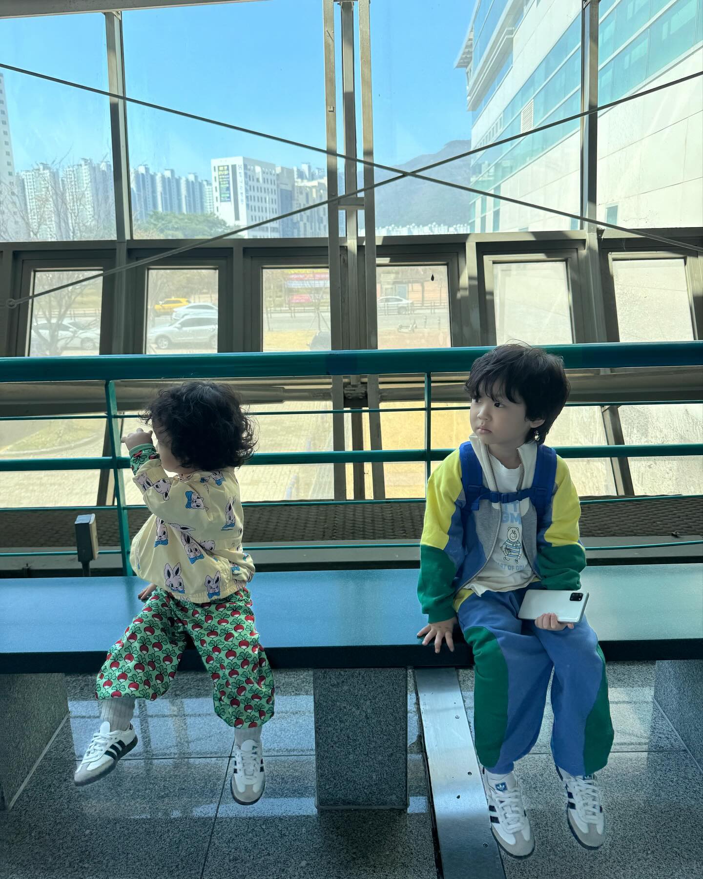 #창브로룩

날씨가 찢어지네 고마
이제 봄말고 여름올려나바
너무 더엉 🫣

애둘데리고 외출
창희는 혼자서 키카들어감^_^
이리랑나랑놀러다님👍🏻

근디 박창히 옵션을 너무마니함...
돈 흥청망청쓰기😳

#형제맘#형제룩#아둘맘#아들맘