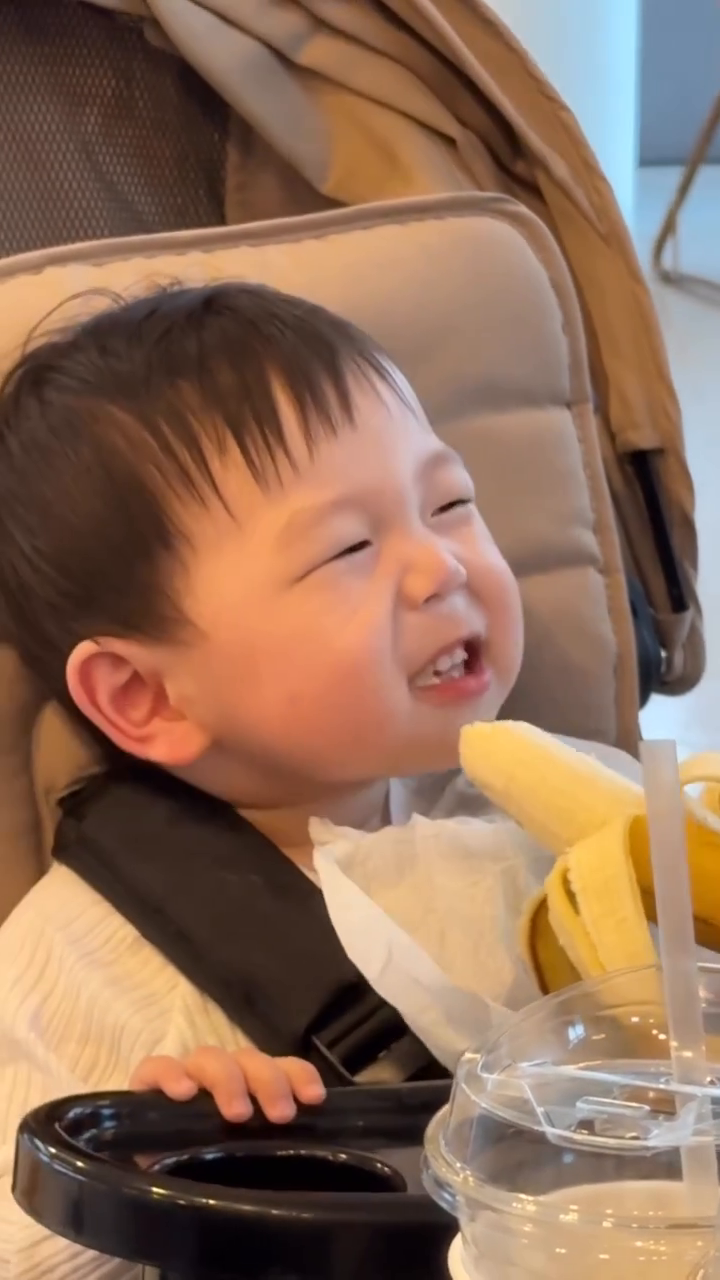 🍌이모들이랑 바나나먹기🍌

이제 바나나 안잘라줘도 먹을수있구나🥹
다 컸어 증말 
👶🏻❤️

#12개월아기
#바나나