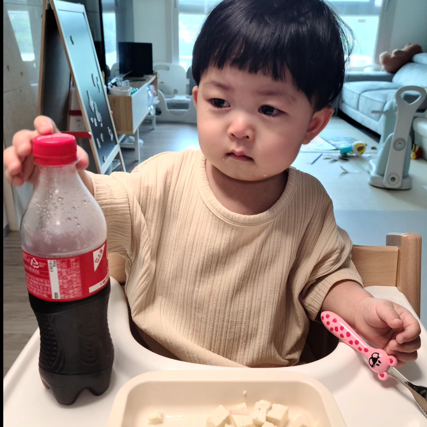 구내염 & 수족구

시우도 걸리고 말았네요....

처음 열이 났을때도 구내염일 거라고 생각을 못했어요
7일부터 저녁마다 38도 열이나면 해열제를 먹였는데 바로바로 잡혔거든요

밥은 원래 안먹는 아이라 또 안먹는구나... 라고만 생각했죠

어제 시우가 웃는데 혀 앞부분에 염증이 보여서 병원에 다녀왔고 구내염 확정 받았어요 😢

그리고 오늘 자고 일어났는데 온몸에 수포가...
수족구는 안걸렸으면 했는데 😭

그래도 시우 컨디션은 좋아요
열도 오래가지 않았고 구내염도 심하지 않다고 했어요!

수포 보는 저만 너무너무 속상할 뿐이죠ㅠ
(사진은 찍었지만 올리지는 못하겠어요)

언능 괜찮아져서 시우도 저도 자유롭고 싶네요😂