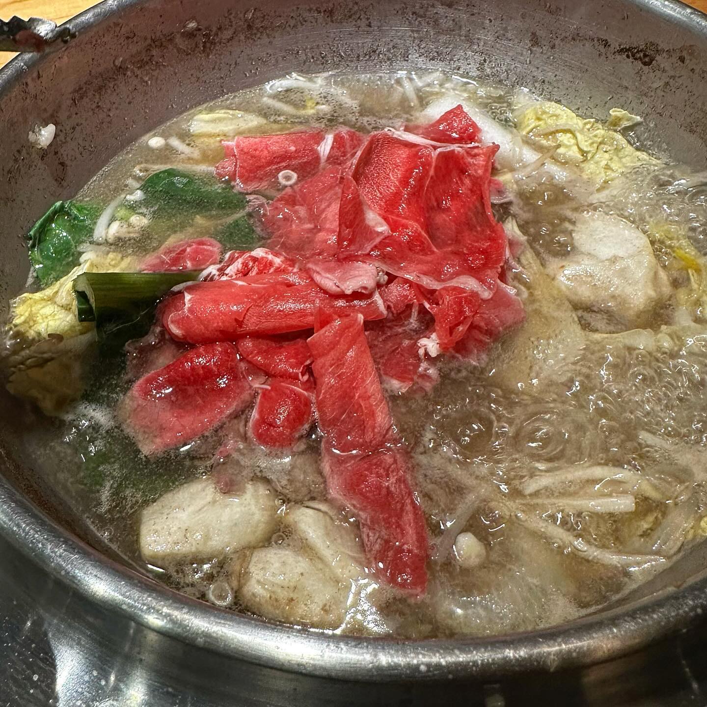 .
[ #조원동 _ #바르미샤브샤브 ] [ #내돈내산 ]
-
갑자기 겨울이 다시 찾아온 느낌이라서
뜨끈한 국물이 생각 나더라구요🍲
그래서 샤브샤브 먹고왔습니다🙌🏼

요즘은 개인 인덕션 화구에 먹을 수 있는 샤브샤브집이 많던데
찾기 쉽지않아서 선택한 바르미 샤브샤브!
고기도 무한리필이고 뷔페? 샐러드바?도 무한리필이더라구요

큰 기대하지 않고 갔는데
생각보다 맛있어서 배 터질때까지 먹고왔습니다🫢

샤브샤브도 샤브샤브지만
뷔페 음식도 맛있어서 더 먹고 싶었지만
메인인 샤브샤브 고기를 먹어야 한다는 생각에 
많이 먹지못해서 아쉬웠습니다😂

오늘은 다시 날이 맑네요
다들 불금 보내세요🔥🔥🔥
-
#샤브샤브 #샤브샤브맛집 #조원동맛집 #뷔페 #무한리필 #샐러드바 #북수원 #북수원맛집 #북수원홈플러스 #불금