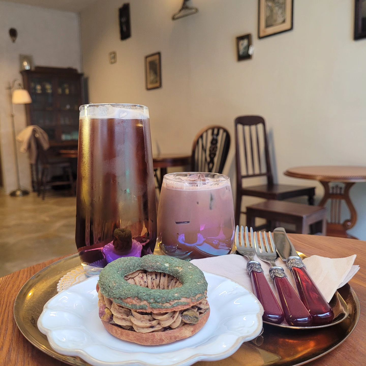 #cafekyril #키릴

구이님이 찾아낸 동네 디저트카페.
주택가에 꽁꽁 숨어있는데다 안이 들여다보이지 않아 그냥 지나치기 쉬운 코팅유리 외관에, 상호도 흘리듯 작게 써 있다.
그럼에도 포장, 배달 두루두루 주문이 끊이지 않았던 !
얼마 안 있어 만석에 웨이팅까지 금방 생기는 걸 보곤 여긴 진짜구나 싶었다는 ㅎㅎㅎ

바로 구워서 내어주신 빠작쫀득 향긋한 까눌레가 킥!
디저트에 힘을 준 곳이라 그런지 커피는 마일드한 편. 함께 먹기 좋았다.
동네에 친구들 놀러오면 꼭 데려가고 싶은 카페로 저장😽

카페 아메리카노 _ 4.8
그레이그리스트밀, 초콜릿과 넛츠, 신선한 약간의 산미

카페모카 _6.0
칼리바우트 다크 초콜릿과 발로나 카카오

클래식 카눌레 _3.8
발효버터, 럼, 바닐라

피스타치오 _9.8
피스타치오, 헤이즐넛, 캐러멜, 파푸아뉴기니 바닐라빈

kyril_patisserie

#카페키릴 #증미역카페 #등촌동카페 #등촌동디저트존맛
#서울까눌레맛집
