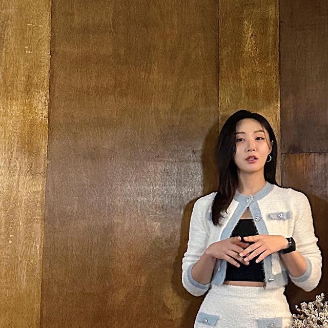 신영은 on Instagram: "#광고 #협찬 이제는 다리에도 자외선 차단해 줄 때!🤍 자외선 차단도 되면서 무광택이라 자연스럽게 피부 결점까지 커버해주는 파데 스타킹이라고 해서 얼마나 커버가