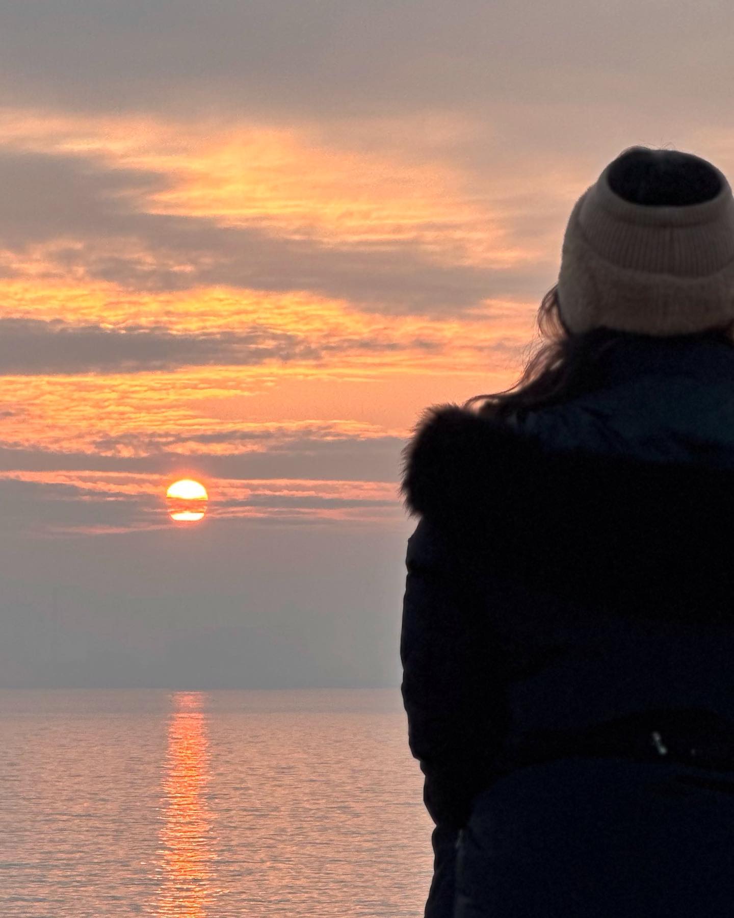 우리 부부의 연례행사, 해보러 가기 🌅
매번 구름에 가리거나 날이 흐려서
해뜨는걸 못봤는데 
드디어 6년만에 해가 제대로 떴다.. 😍

모두들 2024년 새해 복 많이 받으세요 ♥️

#새해 #해돋이명소 #영종도해돋이