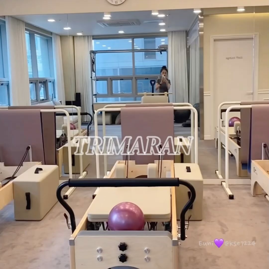 #협찬 #트리마란필라테스
.
.
좋은 기회로 1:1 필라테스 체험을 하게 되었다. 늘 그룹 수업만 하다가 처음으로 1:1 체험을 했는데 설렘 반, 걱정 반. 그룹 수업할 때는 강사님께서 다른 회원님들 티칭 해주는 시간이 있는데, 1:1은 나만 집중적으로 봐주셔서 잠깐의 쉬는 시간?도 없을 거 같아서 힘들 거 같은 느낌이 들었다🥹

이번에 필라테스를 체험한 곳은 마곡 발산에 위치한 트리마란 필라테스인데, 네이버 플레이스에서는 마곡역 3번 출구에서 438m라고 되어있지만, 발산역이랑 마곡역 중간쯤 되는 거 같다. 만약 지하철 타고 방문할 예정이라면 오시는 방향에 따라서 발산역 혹은 마곡역에서 내리면 될 거 같다🙂

트리마란 필라테스는 재활병원, 호텔에서 14년 경력을 가진 무용 전공 원장님 직강으로 운영하는 프라이빗 재활 전문 필라테스 스튜디오다. 100% 예약제이며 1:1 개인 레슨, 2:1 듀엣 레슨, 4:1 그룹레슨이 있으니, 남녀노소 누구나 사전에 원장님과 상의 후 예약하면 된다.

그리고 트리마란 필라테스에 방문하면 눈바디가 아닌 정확한 AI체형측정기 피트릭스(fittrix)를 통해서 검사 진행 후 분석해 주시고, 데이터를 바탕으로 필라테스 수업을 진행해 주신다👍🏻 나는 거북목이랑 어깨 유연성을 주의해야 하네, 이날 어깨가 뻐근하고 안 좋긴 했어…🥹

아무튼 원장님께서 여러 가지 기구를 활용해서 맞춤형 수업을 진행해 주셨는데, 역시 이번에도 부들부들 힘들었지만 너무 시원했다. 수업 끝나고 마지막쯤 지압? 해주셨는데, 조금 아팠지만 2차 시원함을 느낄 수 있었다.

필라테스 여러 곳 다녀봤는데 정말 트리마란 필라테스는 시설도 깨끗하고, 원장님도 친절하시고, 특히 재활 전문 필라테스여서 그런지 수업이 너무 알차고 좋아서 안 다닐 이유가 없는 거 같다. 추천 또 추천입니다👍🏻

📍트리마란필라테스 trimaran2023 
서울 강서구 마곡중앙6로 42 사이언스타 4층 416호 (마곡동 774-9 사이언스타 4층 416호)
⏰ 월-금 06:00 - 22:00 / 토 06:00 - 15:00
❌ 일 정기휴무
☎️ 0507-1413-0801
🚘 주차 가능

#마곡필라테스 #발산필라테스 #마곡나루필라테스 #마곡역필라테스 #발산역필라테스 #마곡나루역필라테스 #양천향교필라테스 #김포공항필라테스 #강서구청필라테스 #공항시장필라테스 #우장산필라테스 #화곡필라테스 #송정필라테스 #방화동필라테스 #필라테스 #재활필라테스 #운동하는여자 #오운완 
.
.
#취미부자번역가으니