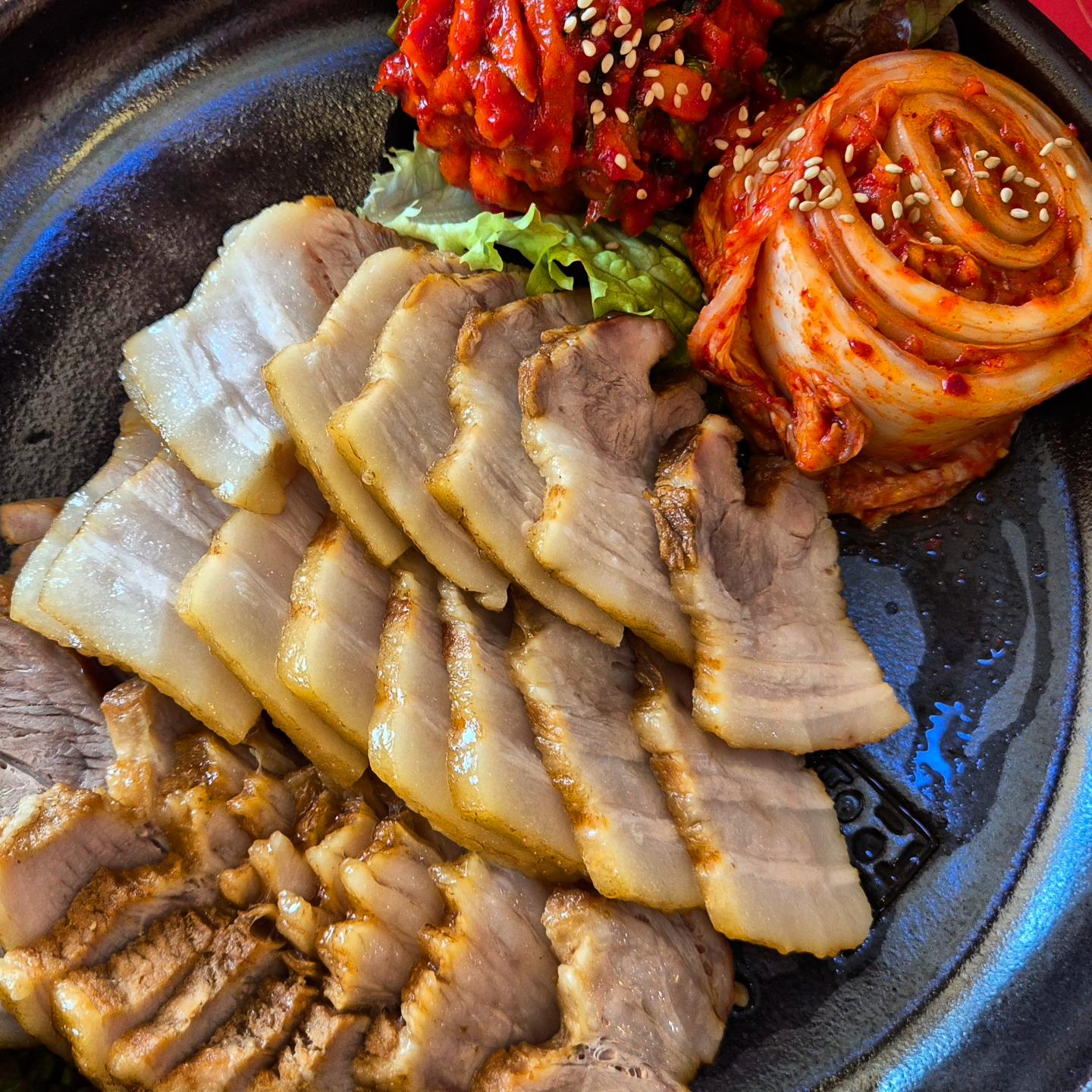 #항아리보쌈
점심특선으로 #보쌈정식 먹으러 왔다!!!!
완전 오랜만에 왔는데 역시 쫀마탱😋💚
근데 쟁반국수 너무 많아ㅠ 맨날 남겨서 아깝다 🥲🥲