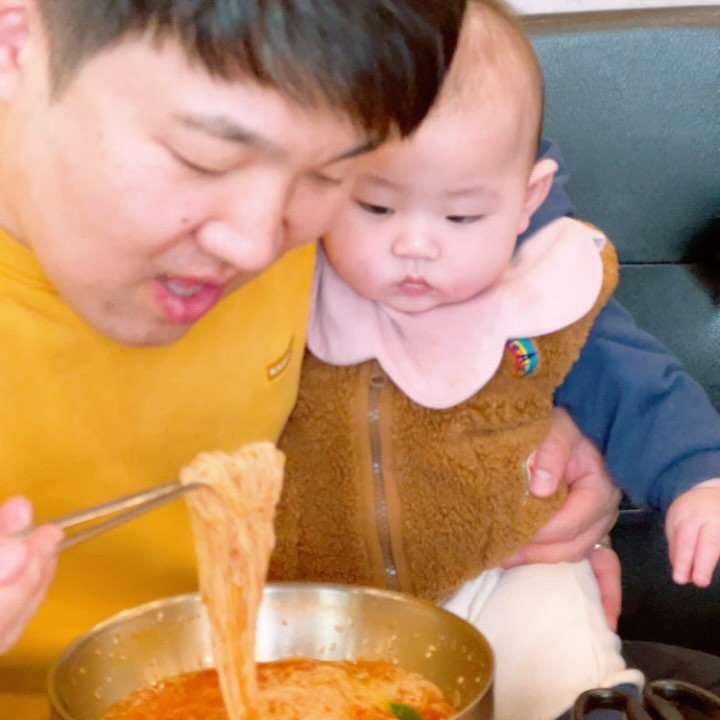 #이게누꼬
오늘자 가소로운 것의 하루❤️
.
#개배
#1일1하진그램 #홍샤인그램 #생후222일차
이제는 #아기의자 에도 잘 앉아있어요🙂