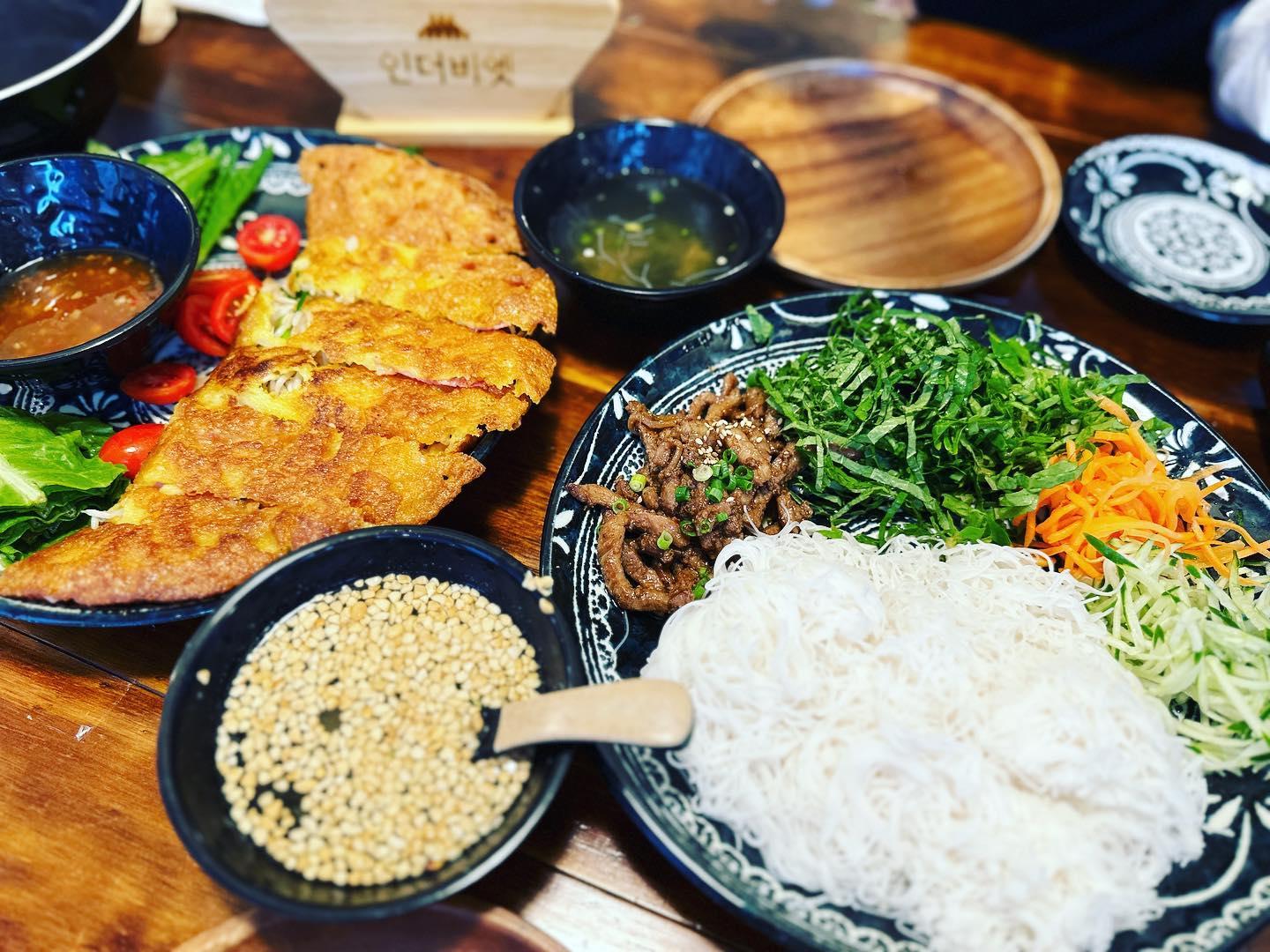 #첫줄👋 
폭우 같은 빗속을 뚫고
난 친구를 만나러 온거야!!
절대 이걸 먹으려고 온거 아니야^^*

둘이오면 너무 아쉽다 ㅠ
먹고싶은 메뉴가 너무 많아ㅠㅠ
우리동네에 생겼음 좋겠다😍

#인더비엣범계직영점 
#인더비엣범계 
#안양맛집 #범계맛집 
#안양월남쌈 #범계월남쌈