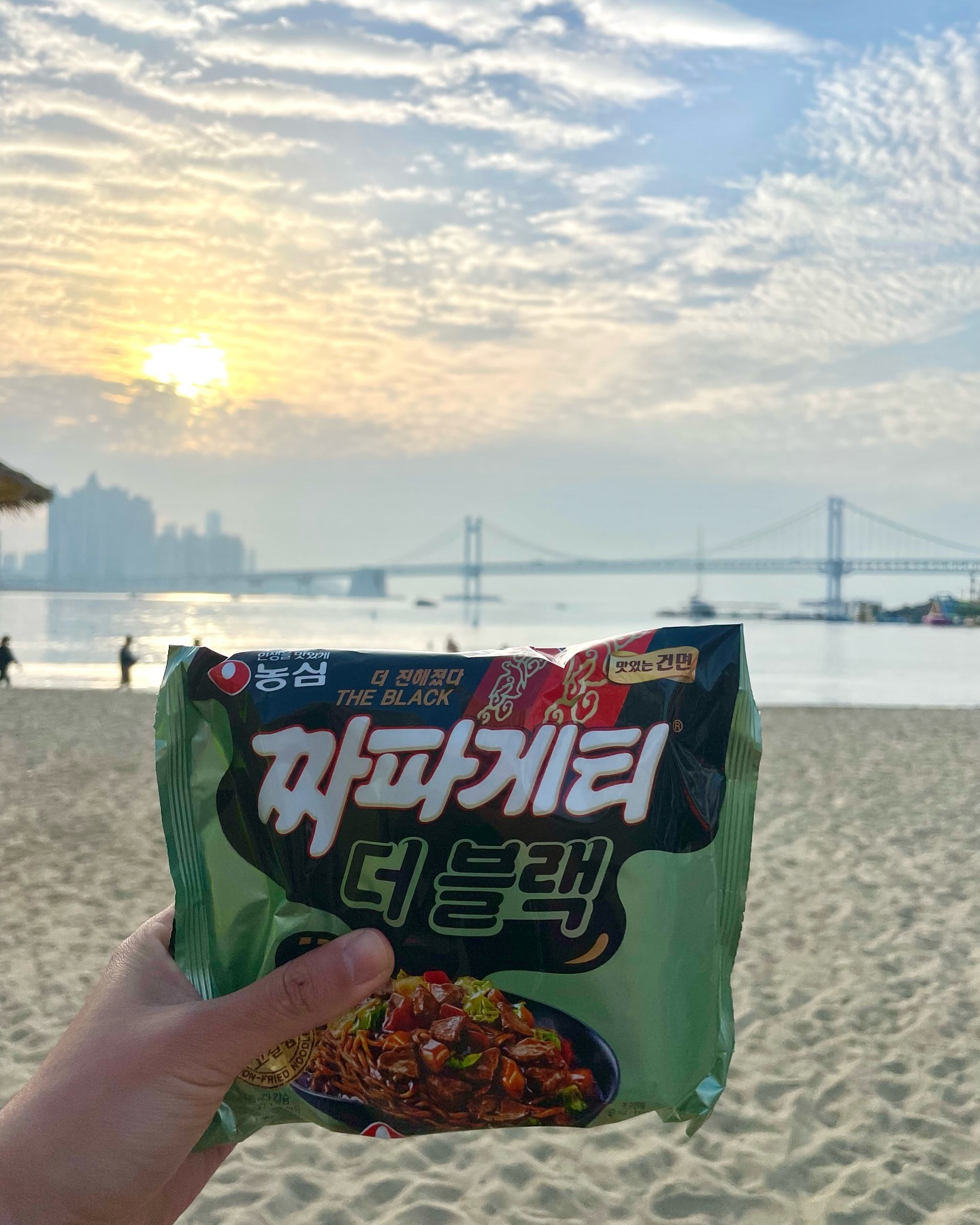#협찬 #짜파게티더블랙 

더 새로워진 짜파게티 더 블랙!!!! 새로워진 기념으로 바다 데려갔다 🌊 짜파게티야 광안대교 예뿌지~~~? ㅋㅎ 건면이라서 칼로리 낮음!! 죄책감 약간 감소하는 효과 ㅋㅋㅋㅋㅋ 바수하고 라면 먹으면 얼마나 맛있게요~~~~~ 소스가 더 찐해져서 넘흐 꼬소해,,,, 찐찐찐찐 찐이야~ 다덜 사먹어 보세용 후회없슴니다 🤤🤤🤤🤤 바수도 재밌고 짜파게티도 맛있고 인생은 참 행복하군.