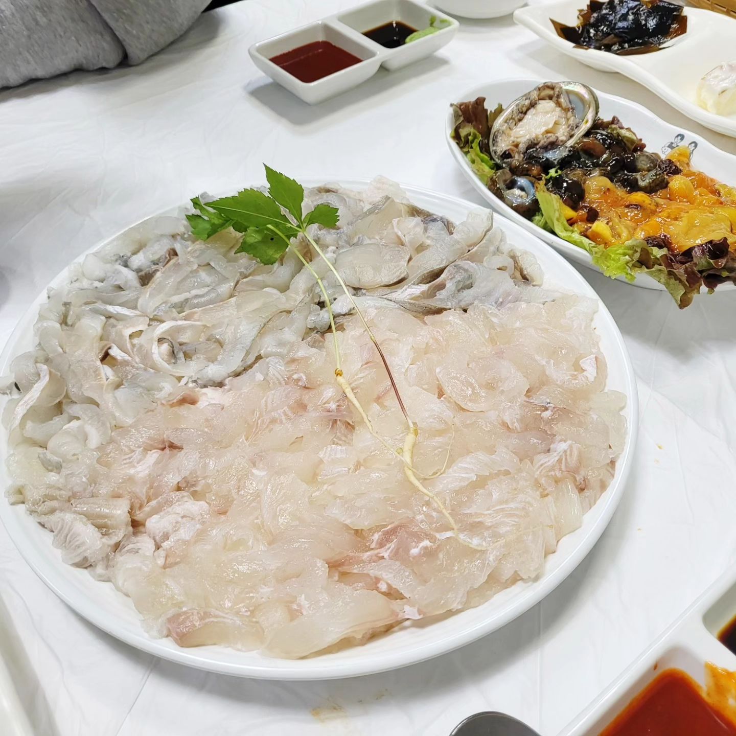 #부부수산

감포에 가면 회는 무조건 여기!!!
회1.3k+해산물 35000원 세트로
가격도 진짜 저렴한데 해산물까지
제대로~였답니다👍🏻👍🏻👍🏻👍🏻

먹고갈거라 안내해주시는 
초장집가서 회도먹고 물회소스 주문해서
비벼먹고 매운탕까지~~~크

감포가면 무조건 또 여기!!!
미리주문하면 시간맞춰 만들어주십니당~

후문으로 들어가면 바로 있음!!
bubu__susan

👉🏻경주시 감포읍 감포항구길 91 
수협활어직판장 11번 부부수산

#감포횟집#수협활어직판장
#경주감포맛집#경주맛집
#감포맛집