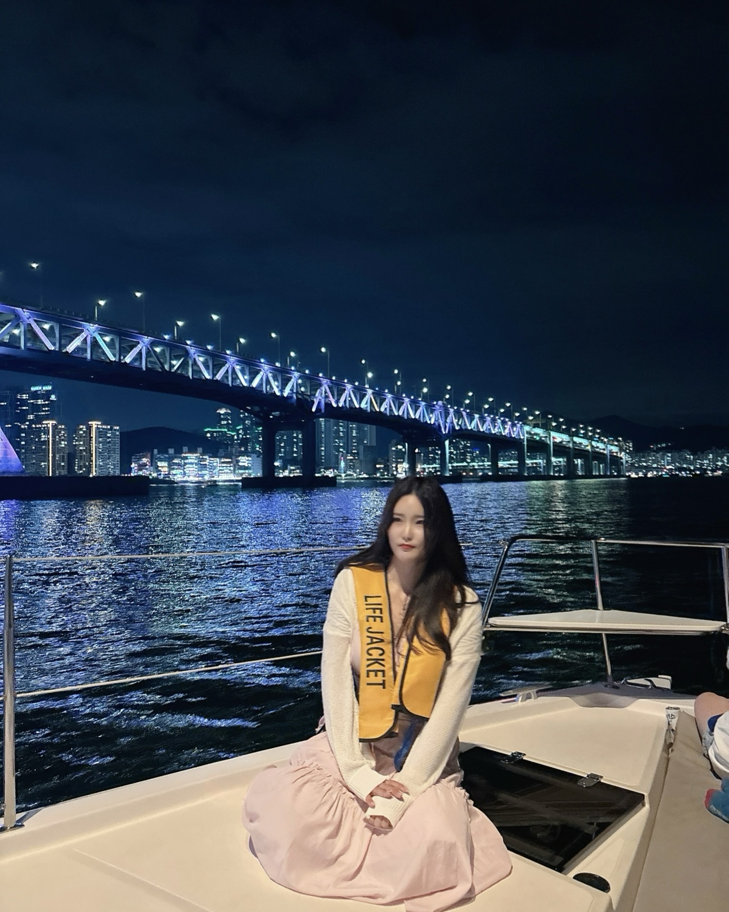 광안리에서 요트타고 왔어요🎇🖤🖤
부산여행 갈때마다 요트는 꼭 타고 오는데
이번에는 밤9시에 탔음에도 하나도 안춥고 좋았어요😚

같이 야경 감상하세요! 저는 #더요트 이용했고
주말 저녁 1인 3만원에 좋은 추억 만들기 좋아요✨
불꽃놀이도 해주시고(다른 요트랑 동시에 해줘서 재밌음🎆)
배도 넓어서 편하게 타실 수 있답니다🩷

부산 일주일 여행 끝! 올해 또 갈게 🥹

#협찬 #더요트 #더요트부산 #광안리요트 #부산여행
#부산요트투어 #광안리해수욕장 #광안리해변 #수영만요트경기장