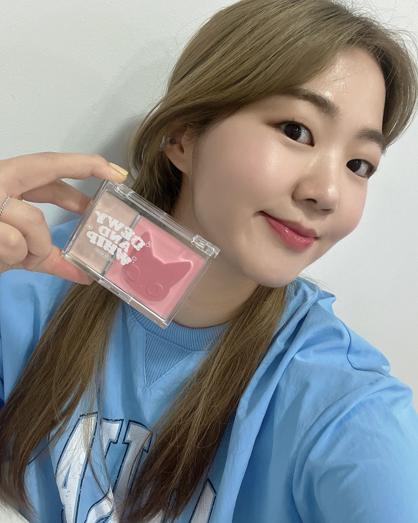 #광고 rouge_ssang 

오늘은 블러셔&립 소개 좀 하겠습니다.(엄근진💜)

얼굴 냅다 들이밀었지만 사실 요 제품의 가장 큰 장점은 🐈‍⬛고양이 패키징🐈같아요!! 패키징과 디자인이 너무 귀여워서 선물용으로도 좋고, 기프트로 주는 휴대용 하트 블러셔 케이스는 너무나 요긴해서 알찬 구성이었습니당😍

💄립제품 소개 (입술 뽀 하는 사진 너무 귀여운 척 하는 것 같아서 좀 잘랐습니다,,,,😇)
제가 선택한 색은 💟라벤더모브 였는데요, 연보라빛이 살짝 묻어나지만 부담스러운 쨍한 색감 없이 데일리로 바르기 좋았고, 바르자마자 1초만에 광택이 나서 탕후루 입술이 되어버린다는 점!! 
⭐️광택나는 립 좋아하시는 분들께 강력추천합니다!!

🍓블러셔 소개
저는 개인적으로 요런 딸기우유같은 색감을 참 좋아하는데요, 손으로 그냥 슥슥 발라서 볼에 발라주기만 해도 사르르 녹아 착붙하기 때문에 휴대용으로 중간중간 바르기도 좋고, 쫀쫀한 느낌에 하이라이터까지 같이 발라주면 볼에 윤기가 반딱반딱하니 생기있어보여서 너무 좋았답니당😘

협찬소개지만 실제로도 매일같이 쓰고있는 요 제품 진짜 추천드려요!
선물용으로도 좋은 패키징, 데일리하게 쓸 수 있는 아이템들 가득하니 한번 구경가보시면 좋을 것 같아용💕💖