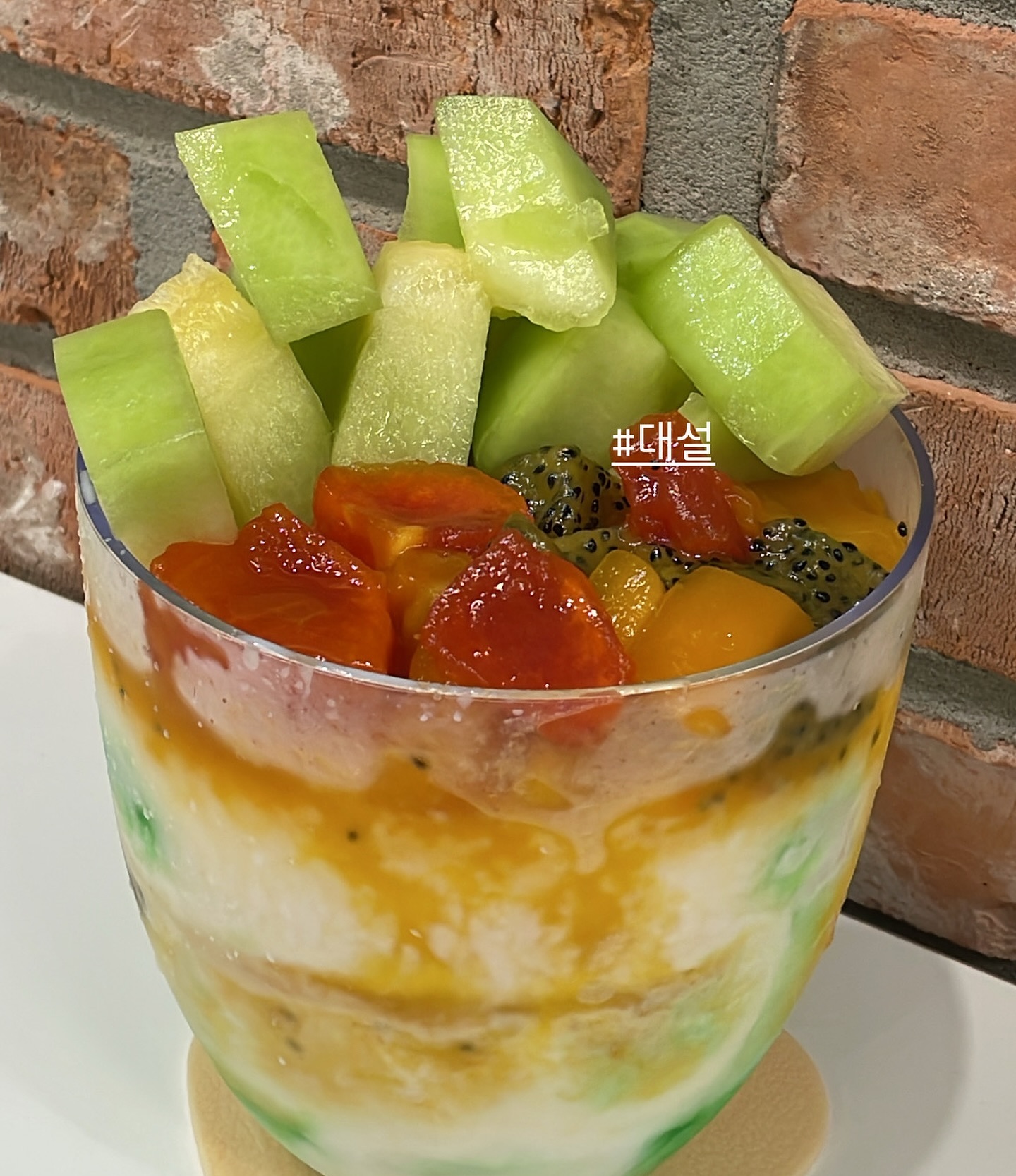 #대설 #메론열대과일빙수 

12:00-01:00 
새벽까지 운영하는 #수완지구빙수카페 

지하주차장 2시간 이용 가능 
컵빙수, 캔빙수도 포장가능 

메론열대과일빙수 17,900 
팥인절미빙수 12,900

전체적으로 얼음양이 많지만 그에비해 토핑이 작고 시럽이 매우 달아서 당스파이크 때리는 맛,,, 
메론과 인절미는 돌돌설