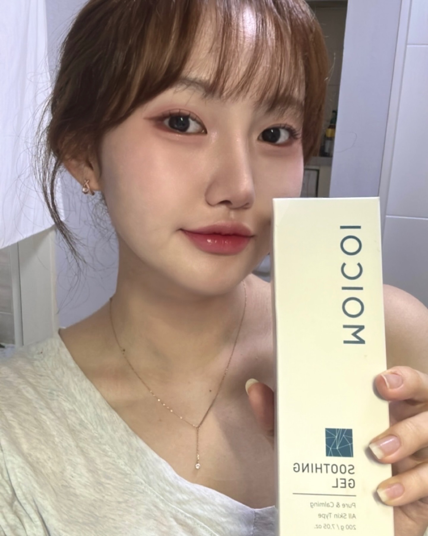 오늘은 투명하고 촉촉한 타입으로 얼굴과 몸 전부 사용가능하고 전연령이 사용 가능한 수딩젤을 가져와봤습니다!! 단순히 제품 소개보다는 실사용 후기를 남겨드리는게 여러분들께 더욱 더 도움이 되지 않을까 해서 후기로 남겨드리려고 해요
건조한 피부인 저에게는 수딩젤은 금방 건조해져서 잘 사용하지 않았었는데 모이코이 제품은 그런게 전혀 없더라구요!! 그렇다고 유분기가 올라오는것도 아니고 끈적거리는것도 아닌데 참 신기했숩니다
말캉한 촉감도 좋았고 바르고 나면 피부가 좀 진정이 되는것같더라구요
모이코이 수딩젤 추천드립니다!!!

#협찬 #광고 
#모이코이수딩젤#수분진정#솔직후기#수딩젤#화농성여드름#피부트러블#유기농화장품#붉은기진정#여드름피부#좁쌀두드러기#입주변트러블#수부지#민감성피부#붉은기개선#스킨케어루틴#재생화장품#피부자신감#트러블케어#뾰루지#홍조관리#좁쌀여드름없애는법#지성피부개선#손상피부#저자극화장품#트러블진정#수딩젤추천#진정효과#피부결개선