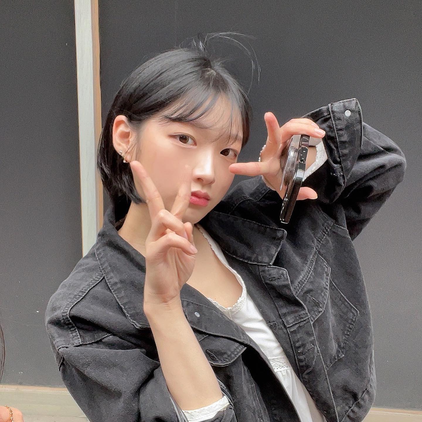 피하지 못한 나의 서른살 
받아들여쥴게..드루온나ㅏ2024 ❤️‍🔥

2023 진챠 너무 힘든 아홉수였다..
썩 꺼져라 ~~

다들 새해 복 많이 받아요 
그래도 내가 젤 마니 받을거에요 🩵🙂🩵
