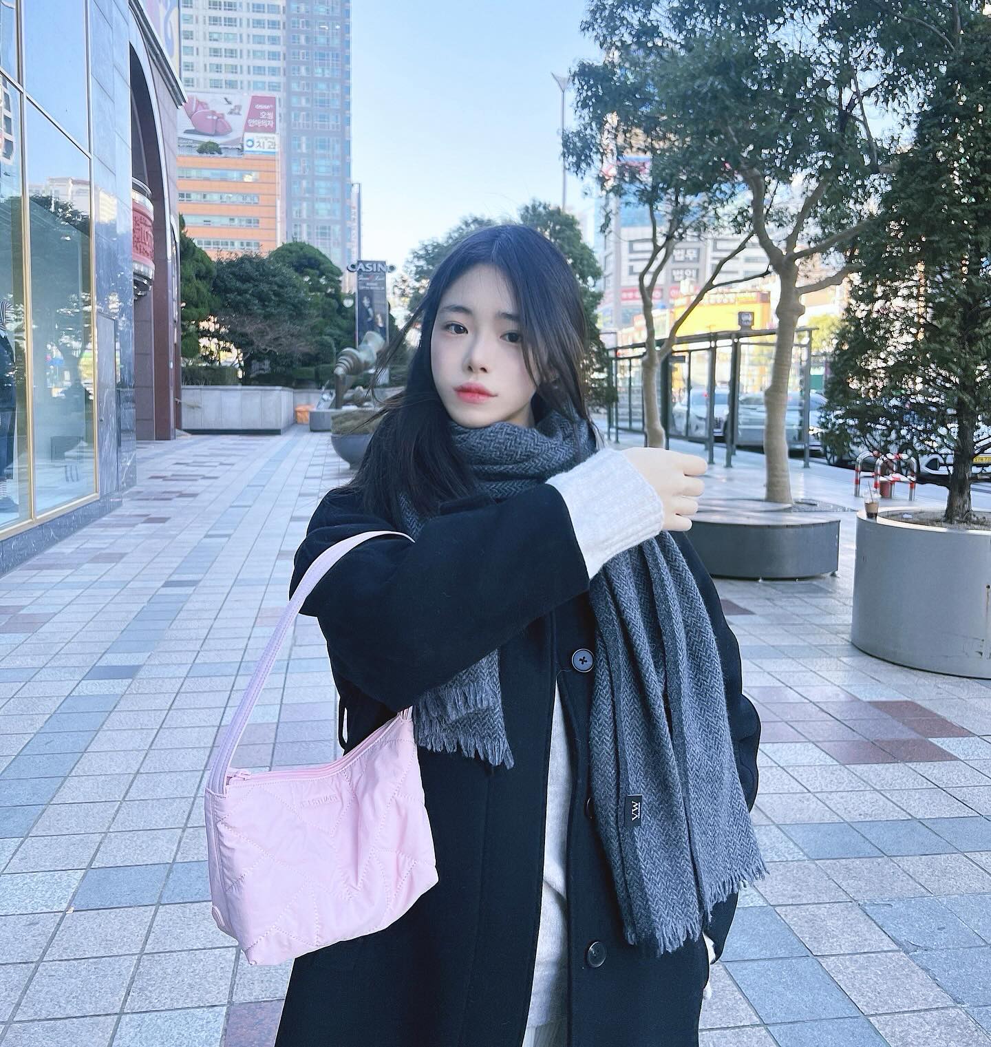#광고 오랜만에 롯백 나들이…💖 

베이비핑크 컬러색상의 폭신한 패딩 가방 들고 귀야운척 해보았습니다👻🤫
보부상이라 맨날 큰가방만 들고다니는데, 요가방은 컴팩트한 크기에 필요한거 다 들어가서 휘뚜루마뚜루 들고 다니기 짱죠음💖

✔ 질스튜어트 24SS 푸딩 숄더백 출시! 

#질스튜어트 #질스튜어트가방 #패딩백추천 #푸딩백 #데일리가방 #데일리가방추천