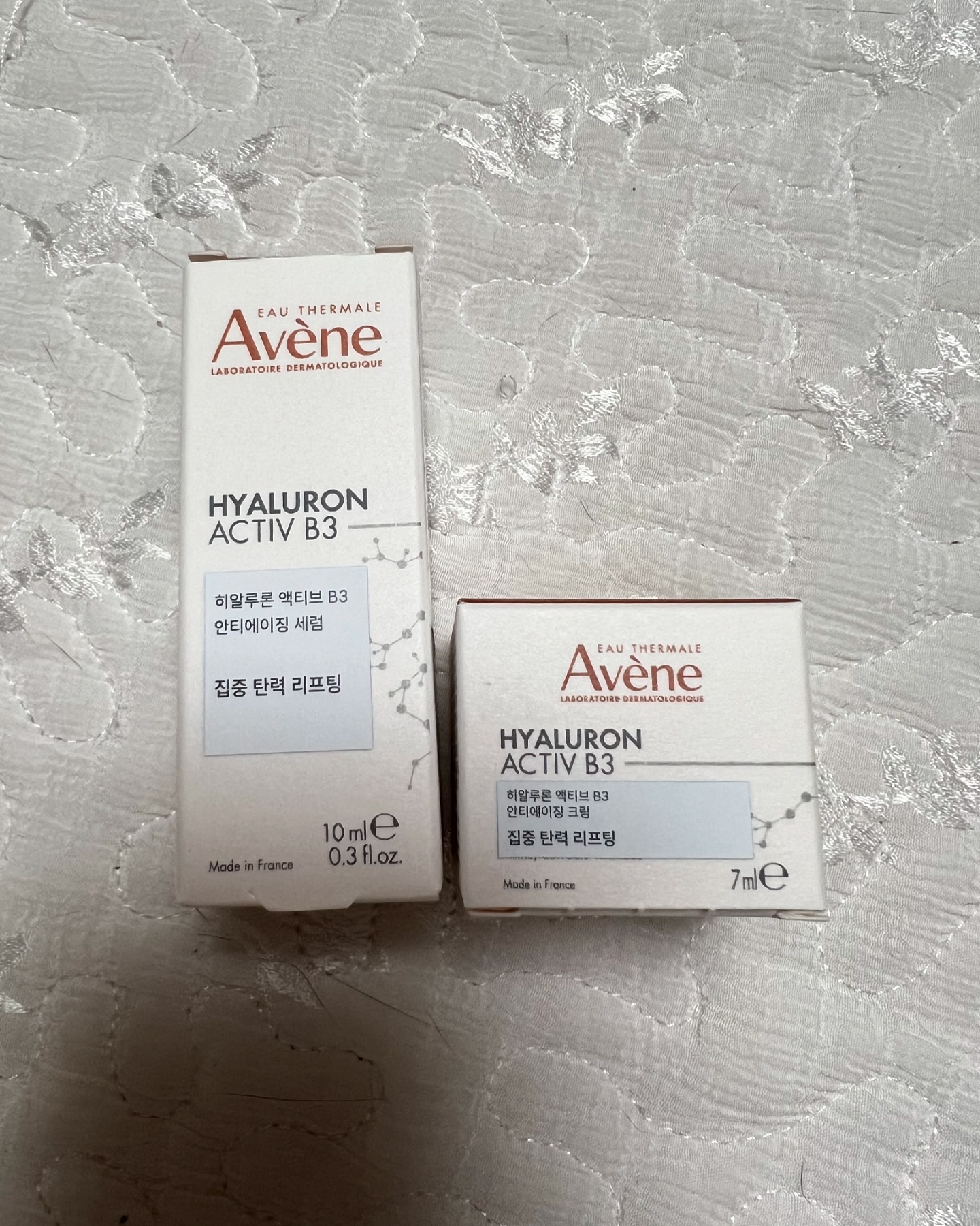 #제품제공

아벤느 히알루론산 액티브 B3 안티에이징 세럼 10ml
아벤느 히알루론산 액티브 B3 안티에이징 크림 7ml

나이아신아마이드(비타민 B3), 히알루론산, 아데노신 함유

부드럽게 발라지고 순해요
주름과 미백에 효과가 있다니 계속 사용해 볼게요
체험 기회 주셔서 감사해요

#아벤느 #탄력액티브  #아벤느세럼 #아벤느크림 #탄력세럼 #탄력크림 #파룸체험단 #파룸체험단후기

powderroom.event avenekorea
