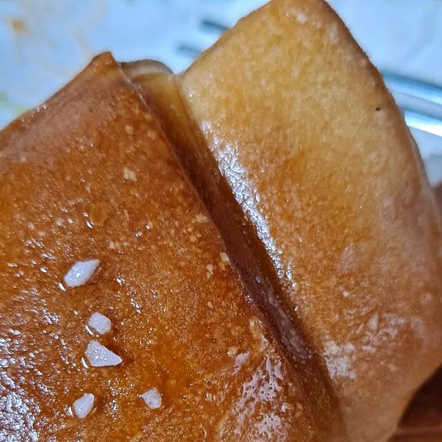 혜니(박혜인) on Instagram: "#협찬 #광고 유명 카페 디저트 따라잡기 성공기ㅎ 막판에 한번 더 구워서 색이 정말 밖에서 파는 빵처럼된 맛있더라구요!! 최근에 먹었던 소금빵보다 맛있는ㅋㅋㅋ