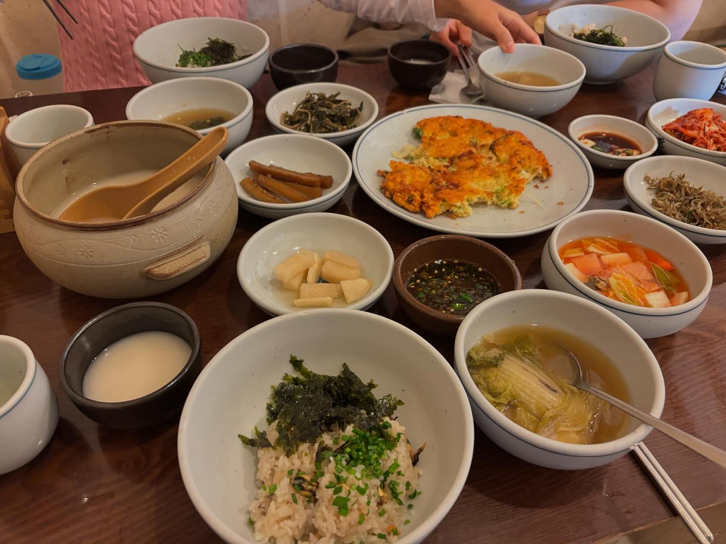 웨이팅 장난 아니네
그래도 은숙이 덕분에 넘 맛있게 먹었넹
정갈하고 무난한 한상이였음
다음에 엄마랑 가야지 ㅎ
.
.
.
#대구#약전골목맛집#서영홍합밥#한식맛집#좋아요
