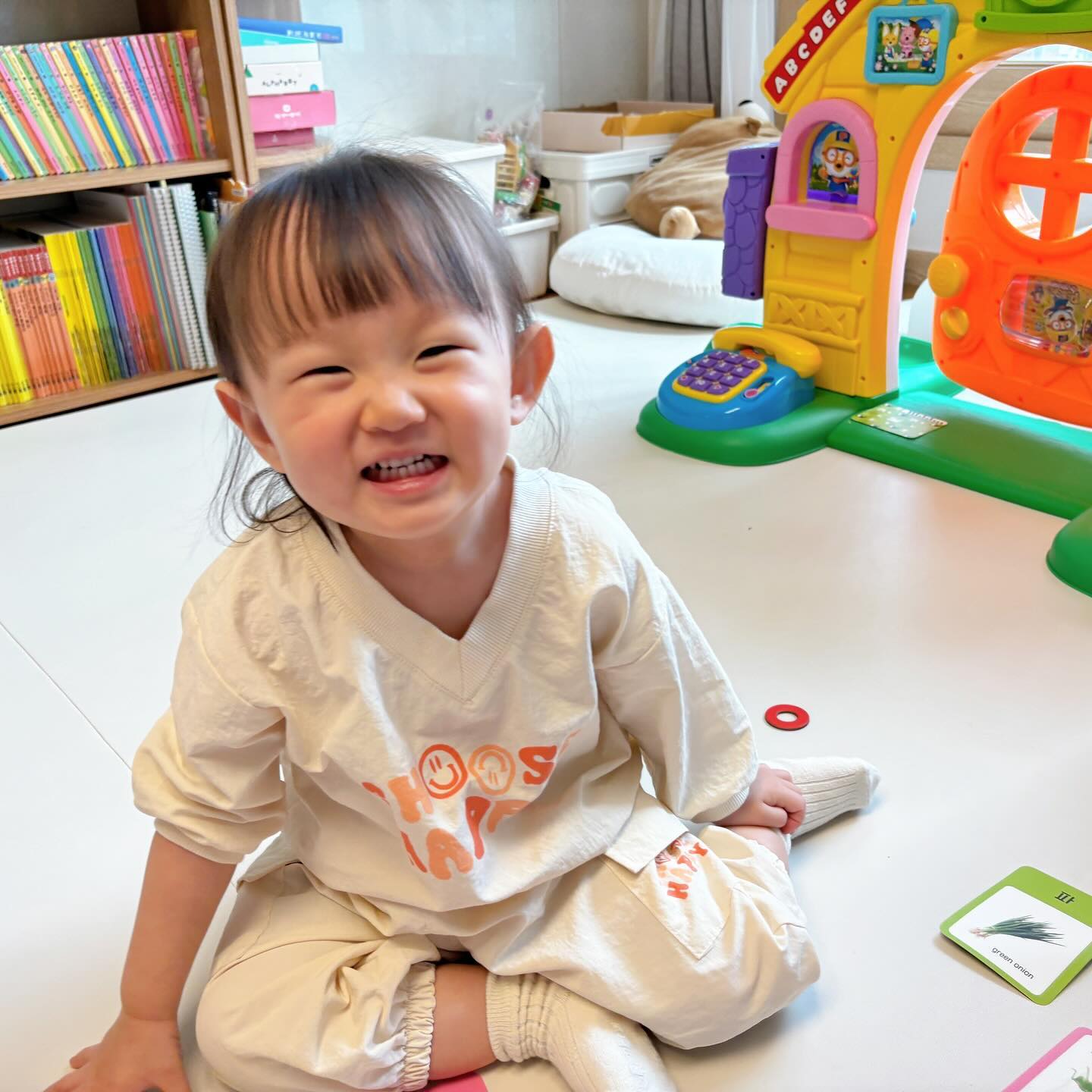 #협찬 이지만 진심담은 솔직후기 ఇ 
❝ 블루래빗 캥거루스쿨 한글 ❞ 

루리와 나에게는
이번주부터가 본격적인 어린이집 생활 ❣️

코감기 나은 지도 얼마 안 됐고
아직까지 미세먼지가 심해서
대부분 하원하고 바로 집으로 오는데
손 씻고 간식 먹고
루리가 골라온 블루래빗 교구 1-2개만 하면
아빠 퇴근시간 😍

새로운 교구 언박싱할때마다
어쩜 이렇게 잘 만드는지
정리도 깔끔하게 할 수 있게
박스가 다 있어서 좋아 ღ’ᴗ’ღ 

아직 한글인지 숫자인지
뭐가 뭔지 모르는 22개월이지만
넣고 빼고 누르고 붙이고 떼고 잘논다 🎶

언젠가 블루래빗으로 한글도 뗴버리잣!!

#유아교구 #유아전집 #아기책 #동화책 #팝업북 #꼬꼬맘 #블루래빗 #22개월아기 #육아용품 #블루래빗첫토이불 #캥거루스쿨