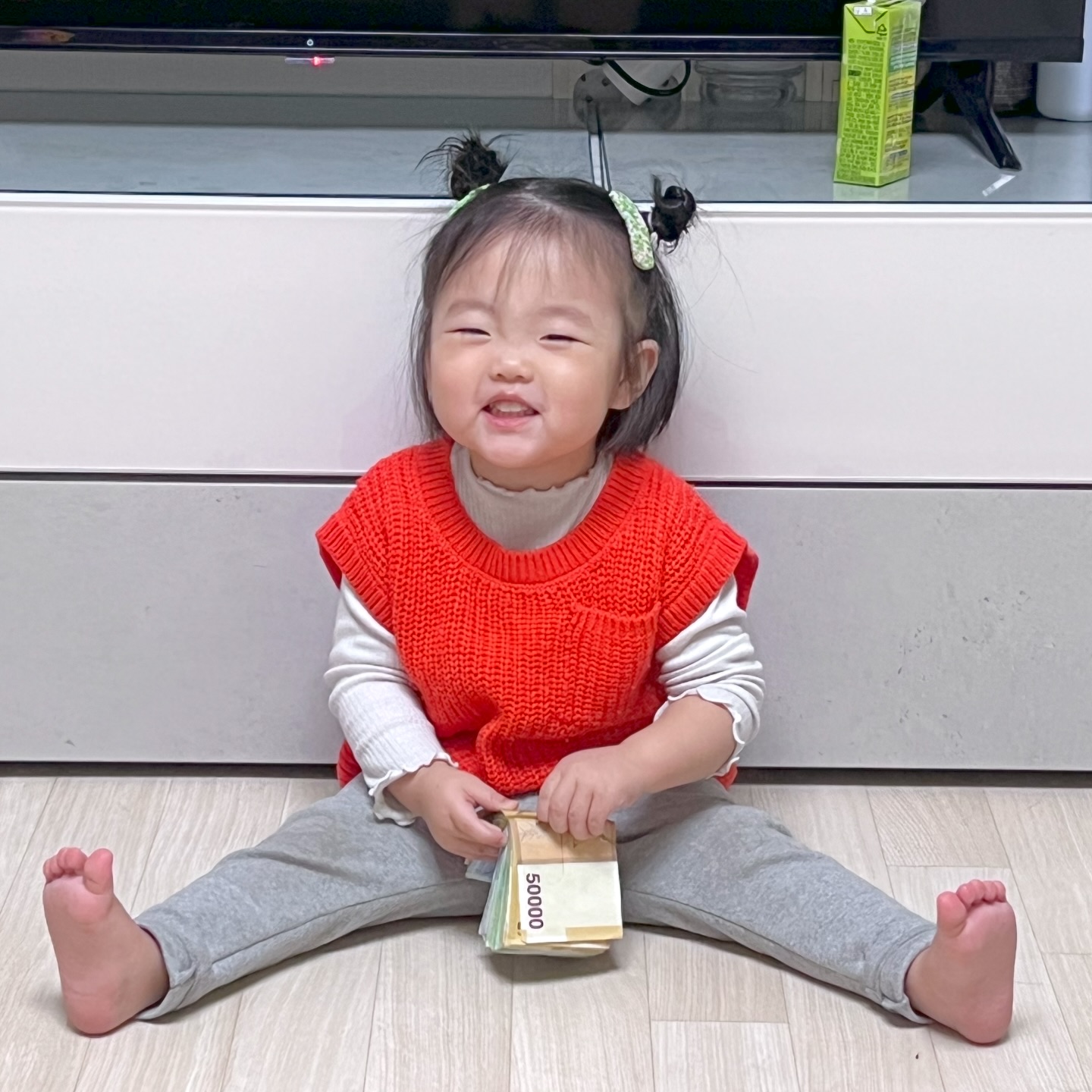 돈이 뭔지 아는듯한 웃음 ..
용돈받으면 맨날 ”엄마 커피 사줄게, 짬뽕사줄게“ 라고 한다 😭 
우리 미니쏭 까까사먹어 사랑해 💝