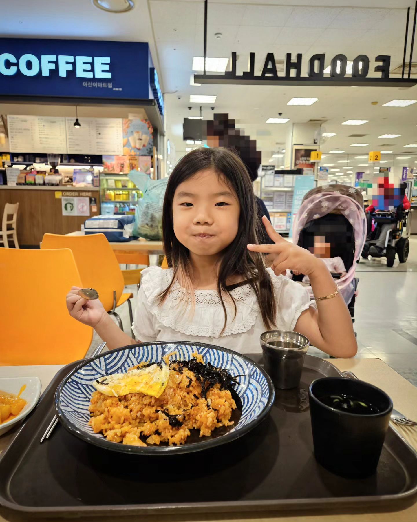 #학교땡땡이 #첫째딸🌸 
.
오늘 엄마쉬는날이라 꽤병부리나싶었는데
학교간지30분만에 전화가옴 
눈이너무아프단다. 육안으로봤을때 정말 말짱했는데..😶
결국 조퇴시키고 데리고와 안과행
시력검사 다행 1.0/1.0
알러지성 결막염_ 손으로 눈비비지말라심 안약처방
다행이 바이러스성은 없어서 전염성있거나한건아니란다
얼마전 도마뱀만져서 얼굴도 그랬고 눈도그럴수 있다고
살짝겁주고 손씻기다시한번 강조!! 
점심사먹이고 학원은 가야니까 보내고. ..😊 
난 쌓여있는 집안일 ....🫥😑🫥 월요일 반나절순삭 🫠
.
#월요스타그램😝 #하루순삭 #끝이없는집안일