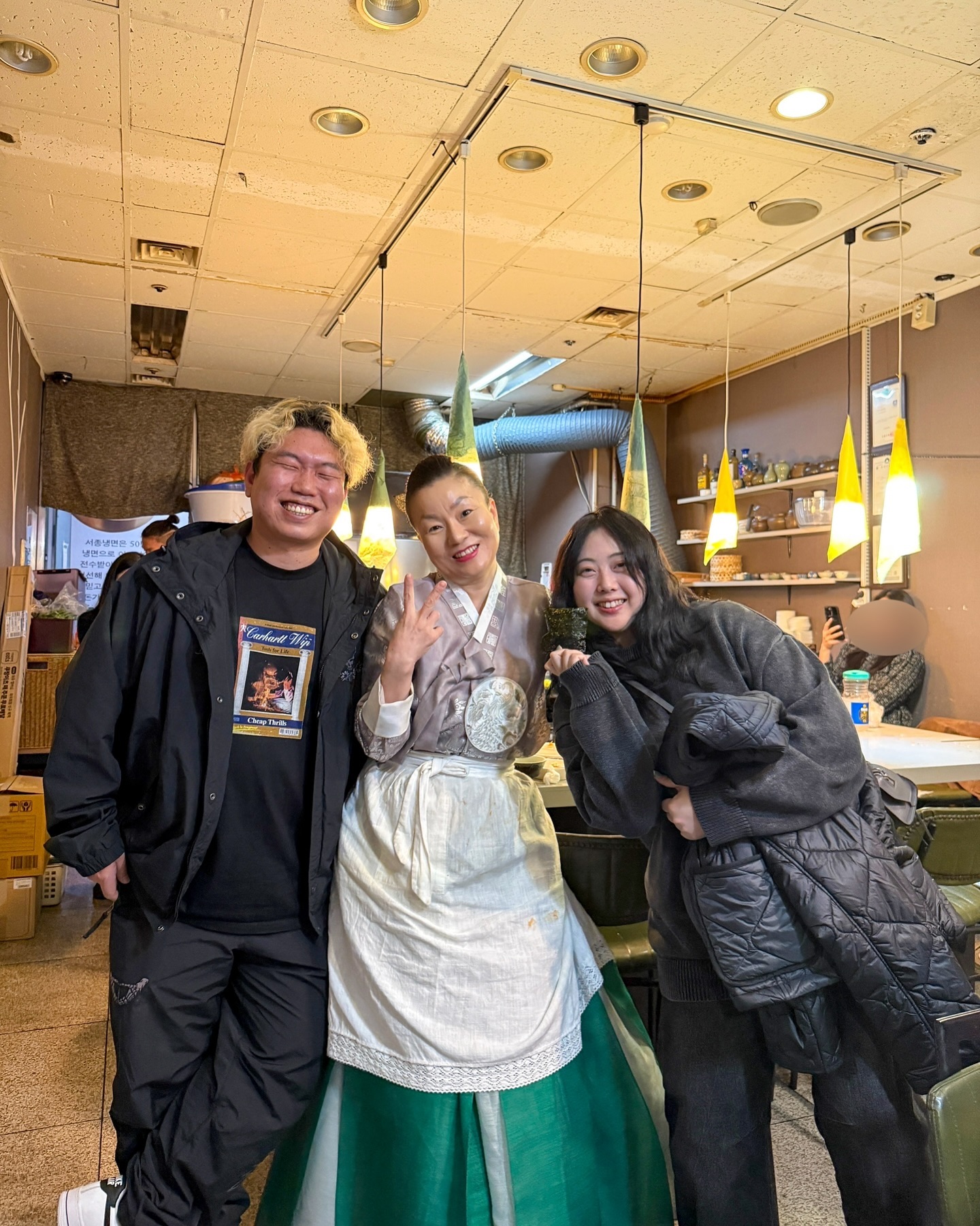 흑백 요리사 보면서 ”나 이모카세 가고시퍼어어이모카세에에“하면서 방바닥 뒹굴면서 외쳤는데 진짜 현실이되어 이모카세를 다녀왔어요(감격..🥹) 5시부터 8시까지 3시간동안 요리 하나하나 직접 만드시면서 내주시는데 티비보다 손 더 빠르시고 맛은 그냥 진짜 말잇못...! 흔한 반찬,요리 같은데 맛은 흔하지 않아요? 다 맛있었는데 입에 넣는 순간 충격 먹었던게 애호박 부침이면 말 다했죠? 사진으로 표현할 수 없는 맛 진짜 가봐야합니다! 인간적인 면모도 너무나 멋있었던 이모 사장님🤍 그동안의 이모 삶에대해 아무렇지 않게 잠깐 말씀 하시는데 내 자신을 돌아보게 만들어주시고 배울점도 아주 많아 많이 느끼고 배우고 왔습니다. 
⠀
예약 전화 2시부터 3시까지 600통 하고 현타와서 드러누워있는데 묵묵히 예약 성공해준 인찬오빠에게도 감사를!🙏🏾
⠀
⠀
⠀
#즐거운술상 #이모카세 #흑백요리사